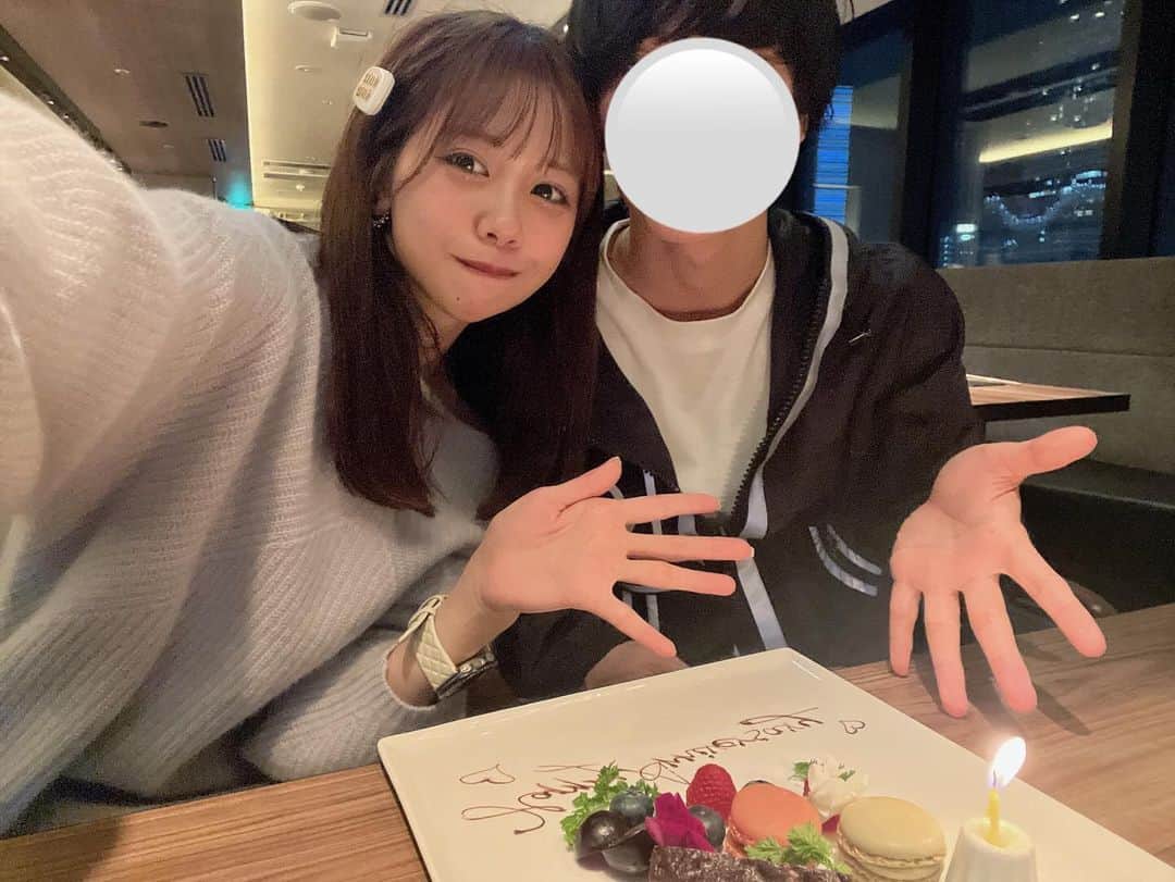 はやめいのインスタグラム：「. 毎月の記念日を大切にしてくれる彼 👦🏻  今回は大切な用事があったので娘っちは ばぁばとお留守番していてくれました 💭  彼の優しさやあたたかさに毎日たくさん しあわせな気持ちになります 💭  #カップル#カップルフォト #記念日#記念日ディナー #snidel#miumiu」