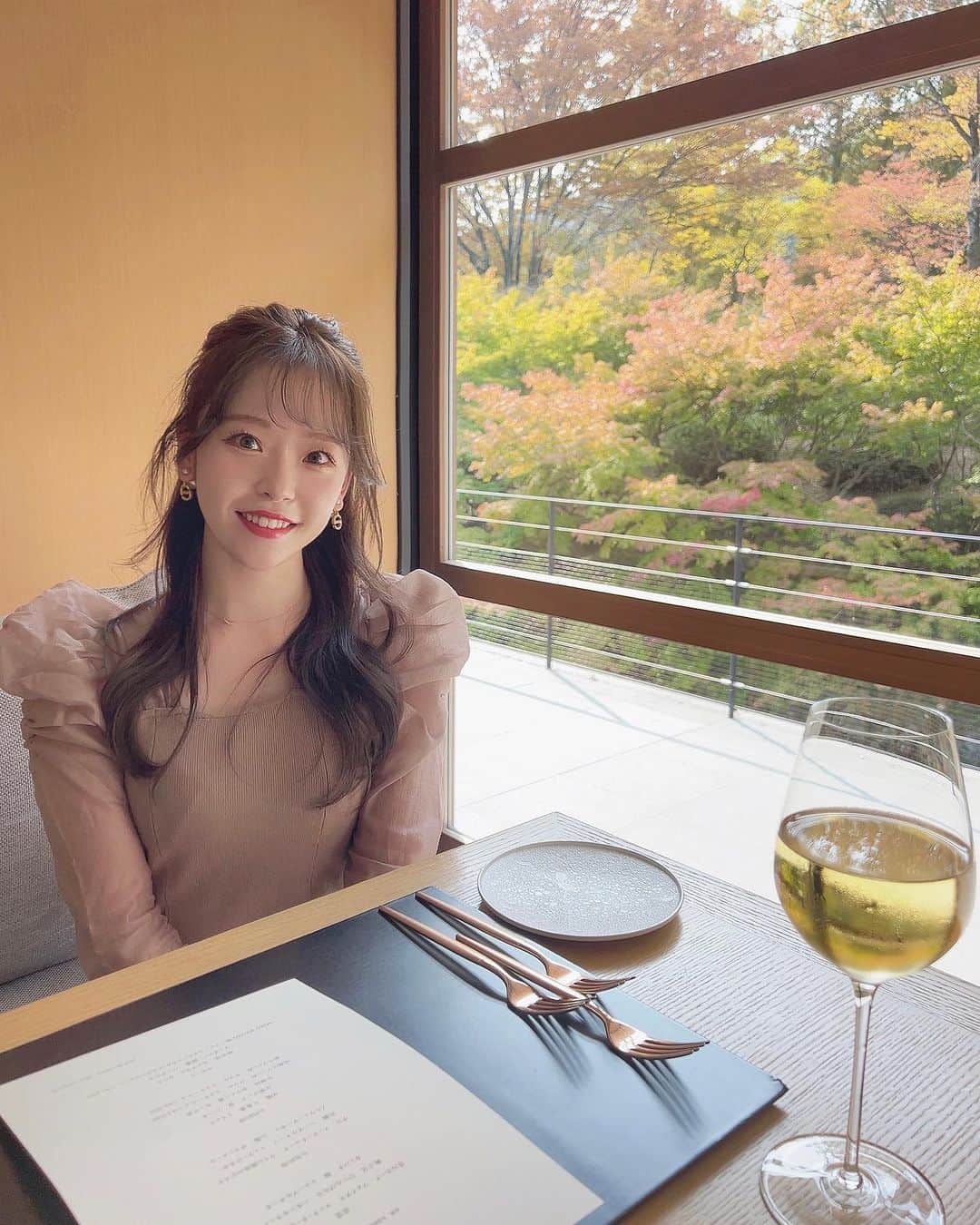 のインスタグラム：「遅ればせながら 28歳になりました🎂💕 ⁡ ⁡ お誕生日当日は昔から念願の 草津温泉＆軽井沢に行くことができて 軽くデジタルデトックス状態やった🤤✨ ⁡ 全く投稿してないのに 誕生日覚えてくれててメッセージ送ってくれた フォロワーさんもいたり、 しばらく会ってないのにおめでとうって 連絡くれる友達もいて、 ⁡ お祝いしようって思ってくれる気持ちが 嬉しかったし幸せ者やなぁって じ〜ん🥲❤️‍🔥となってたよ😢💗 ありがとう（ ; ; ） ⁡ （ちゃんと返したいと思ってたら全員に 返事遅くなりすぎた🙇‍♀️💦💦） ⁡ ⁡ この写真は、当日はいいひんからって 家族が早めにお誕生日ランチ 連れて行ってくれた日の📸 ⁡ これまた行ってみたかったROKU京都で お祝いしてもらえて嬉しかった☺️🌈 ⁡ ⁡ こっから最低でも5年間は自分の 美のゴールデン期間にすると決めているので （自分史上めっちゃ美しいやんって状況ww） ⁡ それに向けて努力を楽しみながら 歳を重ねていきたいなというのが抱負です💪 ⁡ ⁡ 🤫🫣🫢✨」