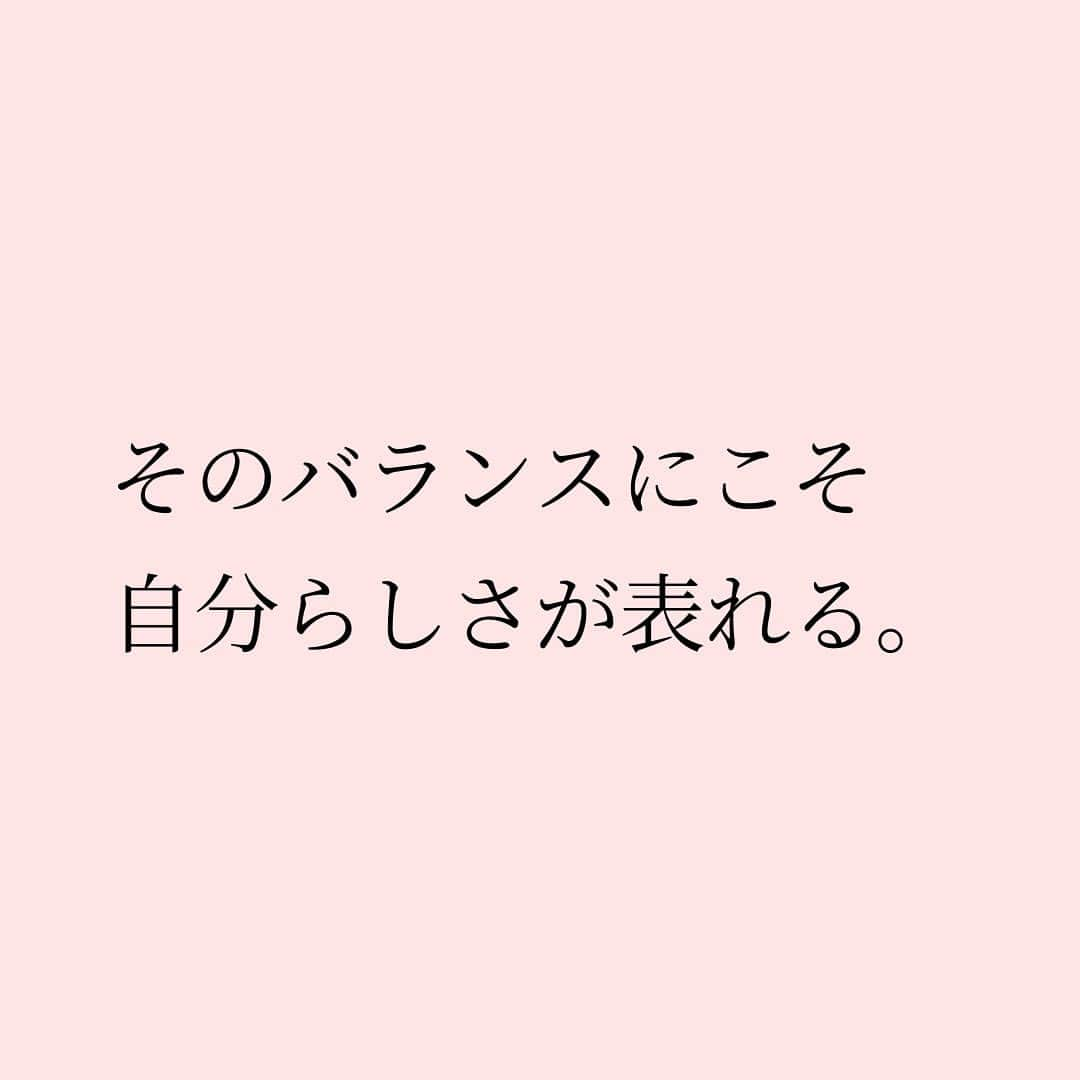 Takumi Kawaharaさんのインスタグラム写真 - (Takumi KawaharaInstagram)「【 自分が自分であるために 】   自分が自分であるために、 守らなきゃいけないルールがある。   こだわるべきところと、 そうでないところを分けること。   そして、 こだわるべきところは 何としてもこだわりきる。   こだわらなくてよいところは 手放して軽やかに生きる。   そのバランスにこそ 自分らしさが表れる。       ＿＿＿＿＿＿＿＿＿＿＿   あたらしいけど、なつかしい。 川原卓巳がプロデュースする 自分たちらしく生きていくコミュニティ。   “本当に生きていきたい未来”を 自分たちでつくる。 じゃあ何からはじめようか...。   川原卓巳プロデュース 新オンラインサロン スタート！   「SMALL WORLD」 そろそろ自分たちの”生き方” アップデートしてみない？     SMALL WORLDの入会&最新情報は公式LINEへ プロフィール欄のURLから @takumi.kwhr     #プロデューサー #プロデュース #セルフプロデュース」11月2日 19時22分 - takumi.kwhr