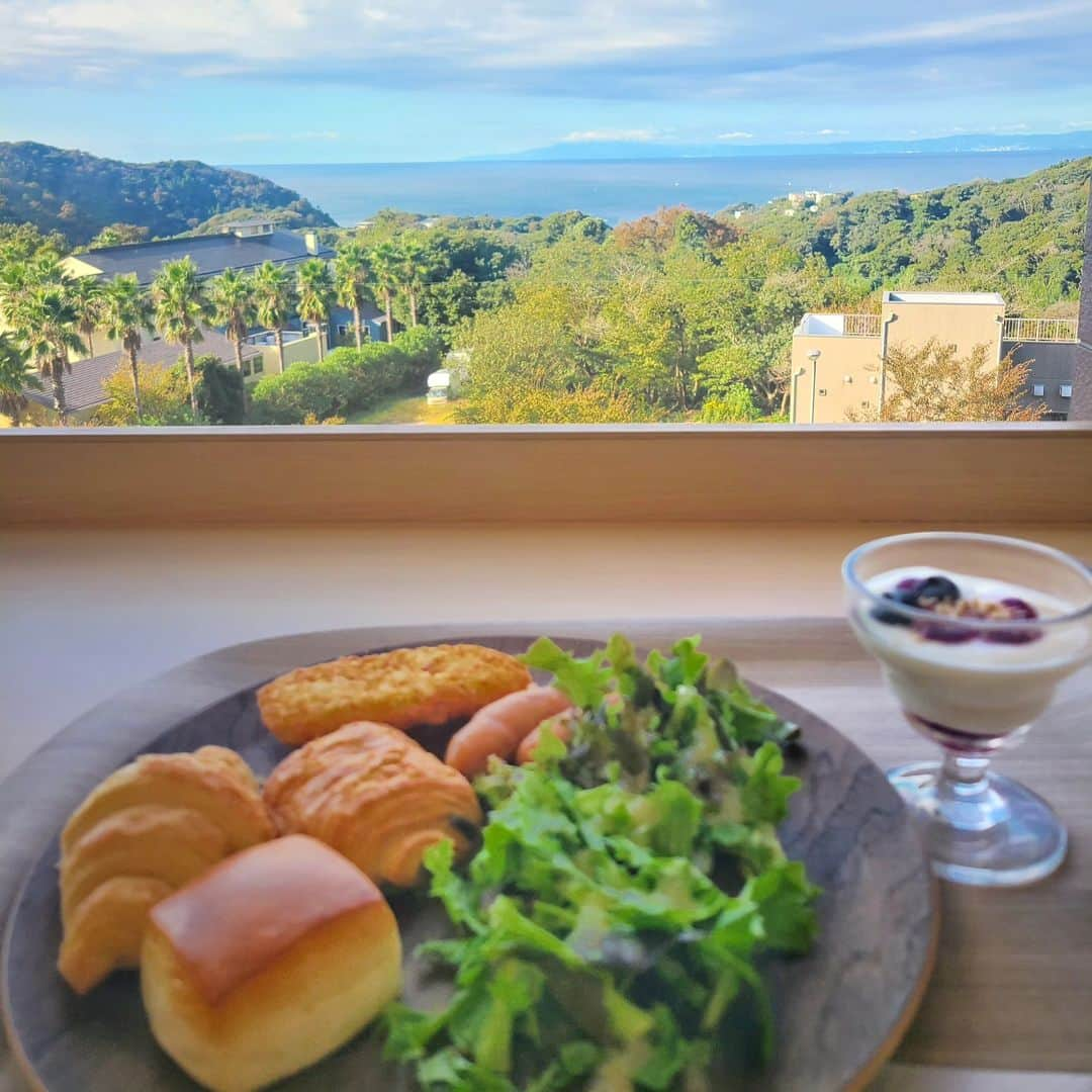 酒井千佳さんのインスタグラム写真 - (酒井千佳Instagram)「* 産後ケアホテル マームガーデンに 宿泊してきました。 @mom_garden_hayama   8時間通しで寝たのいつぶりだろう、、   いつでもベビールームに赤ちゃんを預けられるから 夜中は見てもらいました。   はじめは正直預けるのが ちょっとかわいそうとか思ったけど ベビールームにスタッフさんがたくさんいて 赤ちゃんに「また来てね、待ってるよー！」 って優しく声をかけてくれて 精神的にも気軽に預けられた。   赤ちゃんの泣き声を気にせず休んで 睡眠もしっかりとれるって 産後ママにとって本当に大事だと思う。   私は何事も自分で頑張りたいし 頑張らなきゃって思っちゃうほうだから 出産の病院でも夜間預けられるにも関わらず ほとんど同室だったりしたんだけど ちょっと頼るだけで 自分に余裕ができるんだよね。   私は家族で宿泊したから 上の子と向き合う時間がとれたのもよかった。   産後ケアホテルは 病院を退院してから生後1か月までの時期に 身体を休めたり 育児の練習をしたりするための宿泊が多いそう。   マームガーデンは生後4か月未満まで利用できるので 今回私は2泊してきました。   もっと長くステイしたかったけど 2泊でもとってもリフレッシュできました。   海外だと出産後はケアホテルに行くのが 当たり前のところもあるみたいだけど 日本もそうなればいいのになぁ。   #PR #産後ママ #産後ケア #産後ケアホテル #マームガーデン #マームガーデン葉山 #産後ケアを盛り上げたい」11月2日 19時23分 - sakaichikaaaa