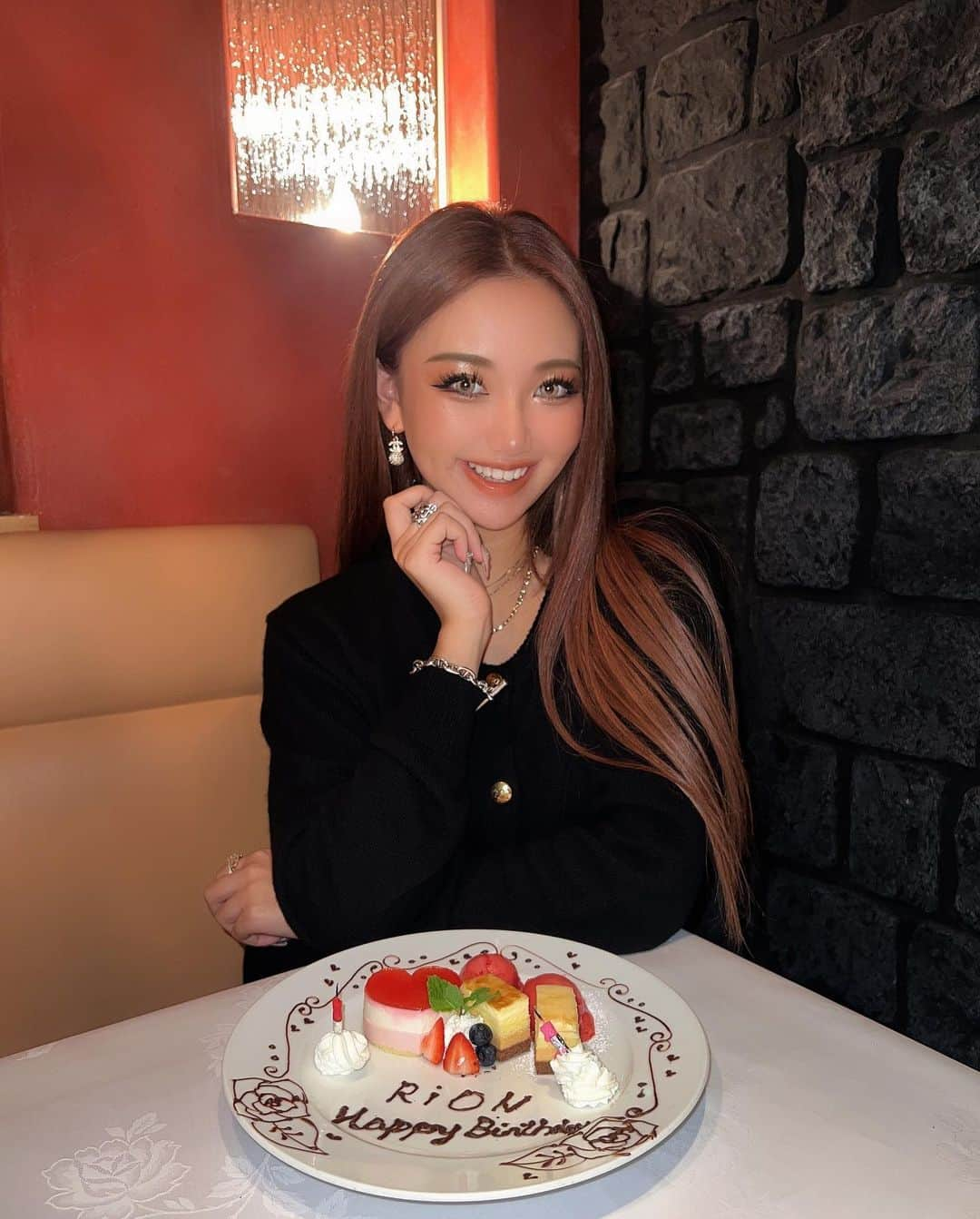 中村りおんさんのインスタグラム写真 - (中村りおんInstagram)「大好きな心友にお誕生日お祝いしてもらったとき🥂🤍 幸せすぎた日〜✨ いつもありがとう‪❥❥❥‬ ⁡ 最近、髪に赤ブラウン入れてて皆んなに褒められる〜 安定になってきてる髪色❤️ 今回も @ac_ykh さんにしてもらったよ＾＾ 全部任せれるくらいドツボのヘアーにしてくれるねん！♡ いつも有難うございますっ！😮‍💨✨ ・ ・ #nuts #fashionista#followme#l4l #instagood#fashion#style #streetstyle #gal#likeit#liketime#model#ootd #셀카 #셀스타그램 #pr」11月2日 19時25分 - rion_nakamura89