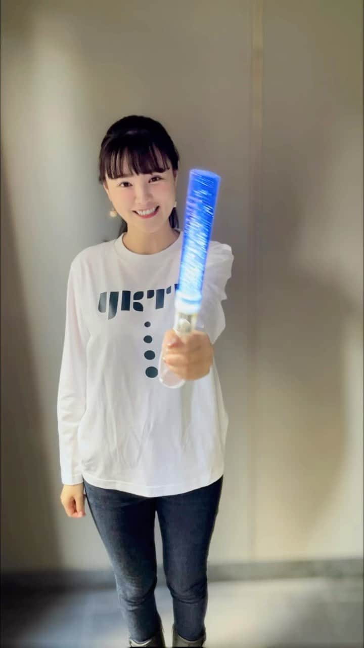 高田由香のインスタグラム：「ワンマンＬＩＶＥまであと３日！！！ ⁡ Newグッズ紹介です🍭 ⁡ 私（156.5cm）が動画で着てるロンTは XSサイズ🐡 袖も長めで大きめに作ってあります🚨 ⁡   そして！１１月３日２０時３０分頃〜 インスタＬＩＶＥやりますー！✨ 見てね👁 ⁡ ⁡ 高田由香ゼロカーボンワンマンライブ🌏 『第7回高田サミット』 👹秋田公演 【日程】2023年11月5日(日） 【会場】あきた芸術劇場ミルハス小ホールA （時間）開場17:30/開演18:30 【チケット】ハイライトから飛べます🪽 ⁡ 🗼東京公演 【日程】2023年11月11日(土) 【会場】銀座Miva Cafe （時間）開場 18:30/開演 19:00 【チケット】 ハイライトから飛べます🪽 ⁡ ⁡ ⁡ ⁡ ⁡ ⁡   ⁡#jpop好きな人と繋がりたい  #アラフォー女子コーデ  #アラフォーヘア  #双極性障害の人と繋がりたい」