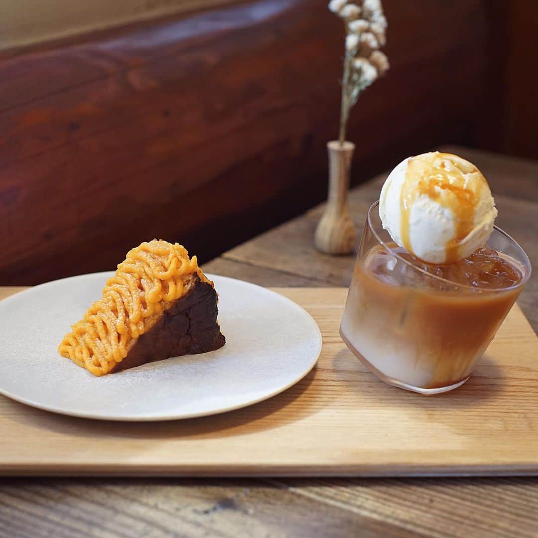 asu_chinのインスタグラム：「かぼちゃのバスクチーズケーキ🎃終了する前に食べれた😊 LINE、Yahooと連携しないと使えなくなるぞー！とか言い出しそうw」