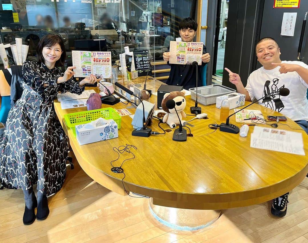 のインスタグラム：「今日は松井愛さんのすこ〜し愛して♡にお邪魔しました！  久しぶりに愛さんスタッフさんに会えて嬉しかった〜☺️  明日のMBSラジオ秋まつりに出店する大須賀のキッチンカーの宣伝をさせてもらいました！  帰りに電車乗り過ごして山田まで行ったのでせっかくなのでDew山田で買い物をしました。  ロゼットを買いました。  チョコザップに行って入会特典の体組成計をもらおうと思ったら在庫切れでした。  全然OK。  いいねちょうだい。」