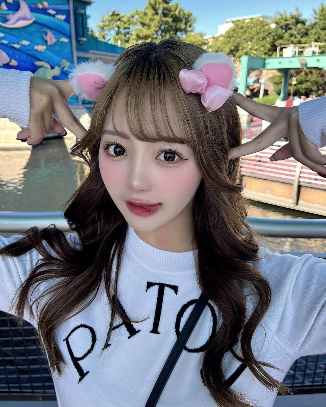 山本姫香のインスタグラム：「ディズニー行ってきた💛 マリーちゃんシリーズの被り物可愛くてずっと迷ってた🥺⭐️  オル式アートメイクのヘアラインのアートメイクをしてもらったよ！おでこ丸く見せたかったけど1回目でも結構効果実感して嬉しい＾＾ 施術担当者は【 @shihochi2 】先生✨ 私の投稿を見たで15%OFFになるよ。クリニックに連絡してみてね！ #オルブロウ #EOLBROW #eolbrow #eolclinic #オルクリニック #オル式アートメイク #アートメイク #眉アートメイク #アートメイク #医療アートメイク  #朝国アートメイク #ディズニー #ディズニーシー」