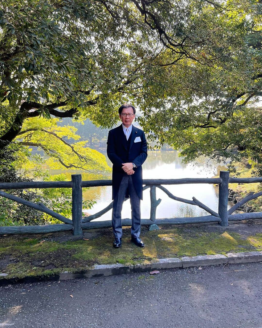 秋葉賢也さんのインスタグラム写真 - (秋葉賢也Instagram)「秋の園遊会は半袖でも良いくらい汗ばむ陽気でした。広い敷地の中で地元の佐々木社長ご夫妻にもお会い出来ましたが、ユーミンやひふみんも招待されてましたね。」11月2日 19時28分 - kenyaakiba