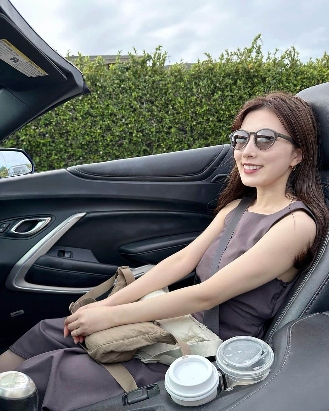 濱田あおいのインスタグラム：「🌺  レンタカーした日🚗✨ 1日かけてやったことを順番にっ  ハワイの定番を極力並ばずに 効率よく回れているかな？と思うので！ ぜひ保存して参考にしていただけたら 嬉しいですっ🤍  8:00 レンタカーピックアップ ↓ 9:00 マラサダのレナーズ（2.3枚目） ココマリーナセンターのフードトラックは まったく並ばず、すぐ買えた🤎 ココマリーナセンターの駐車場に停めて 結構探したんだけど、petcoやwalgreensの 向かいあたりにあります！ ↓ 10:00 カイルアビーチ⛱️（4枚目） めちゃくちゃきれいで夫は泳いでました！ 私は安定の足だけ😂 ↓ 10:35 ラニカイビーチ（5枚目） この移動は徒歩で！途中に写真スポットも🤳🏻 ↓ 12:30 ガーリックシュリンプの ジョバンニでランチ🍽️✨（6枚目） ↓ 13:00 ノースショアマーケットプレイスから 周辺ショッピング🛍️（7〜9枚目） わたしはパタゴニアでpatalohaのフーディ購入🤍 ↓ 14:30 ノースショアの海を最後に遠目で見て だいたいVOLCOMあたりまでお店 いろいろ巡りました🍃（10枚目） ↓ 15:00 ウミガメスポットと言われている ラニアケアビーチにも最後に寄ったけど この日は出会えずでした🐢  #ハワイ#hawii#ハワイ旅行#ハワイグルメ#ハワイ観光#ハワイ購入品#レナーズ#レナーズベーカリー#ハワイ旅行2023#ハワイ旅行#pataloha#パタロハ#northshore#ハネムーンレポ」