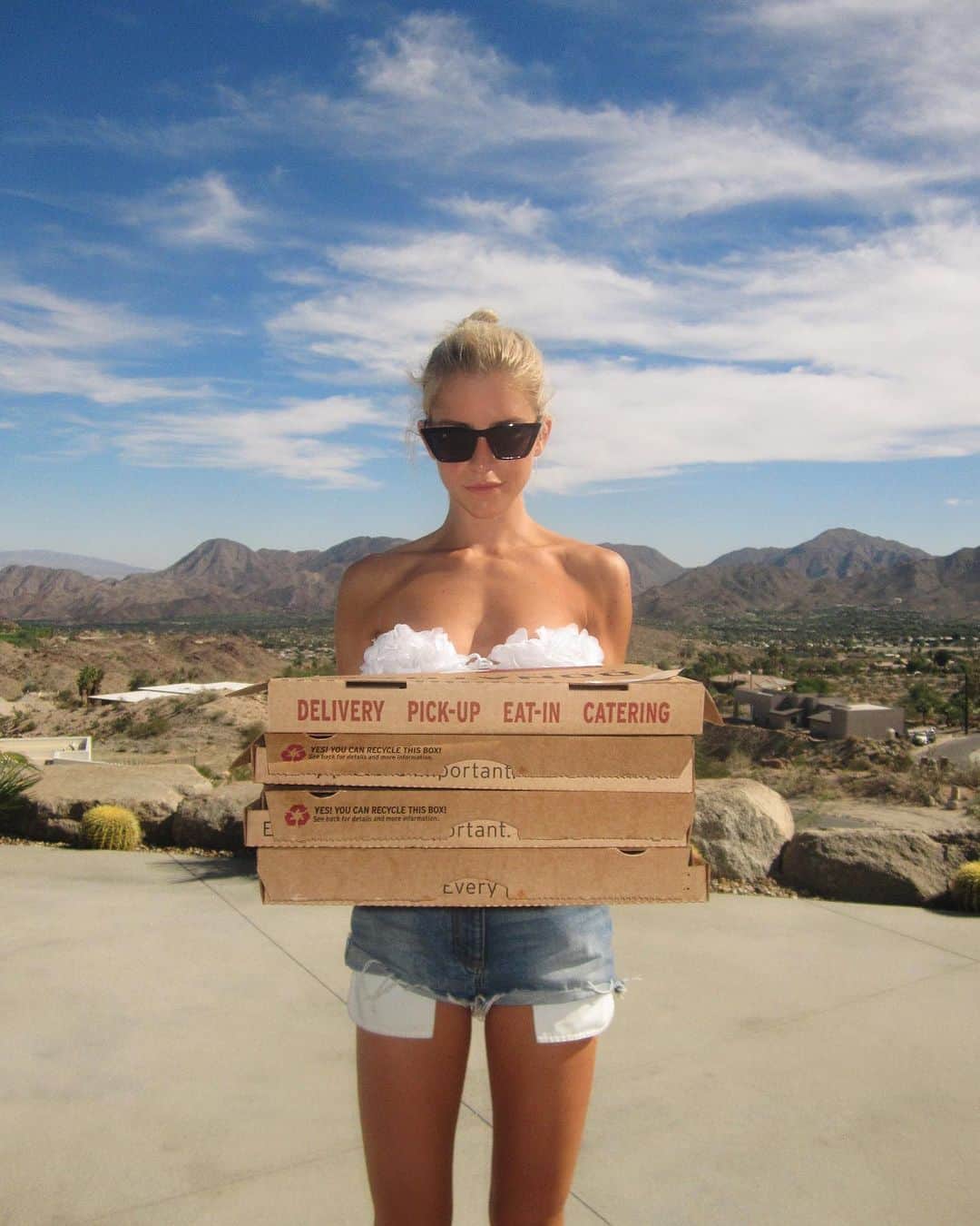 キャロライン・ダウルのインスタグラム：「roadtrip to palm springs 🍕」
