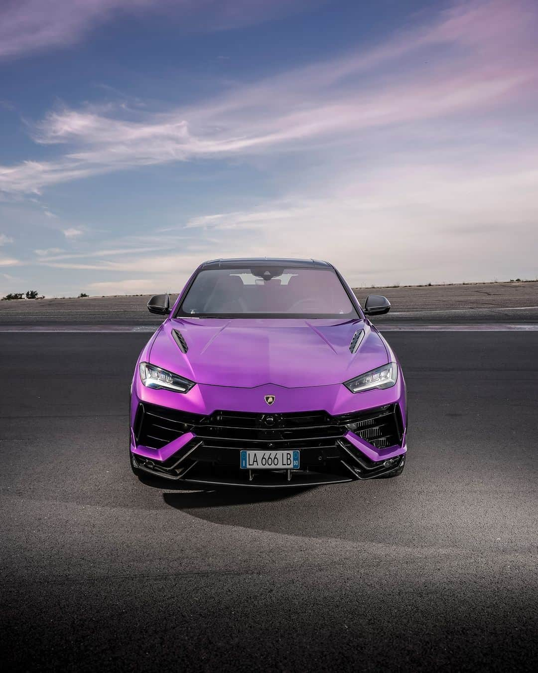 ランボルギーニのインスタグラム：「Elevate every journey with the unprecedent performance and power of Urus Performante.   #Lamborghini #UrusPerformante #ForBarRaisersOnly __ Urus Performante: fuel consumption combined: 14,1 l/100km (WLTP); CO2-emissions combined: 320 g/km (WLTP)」