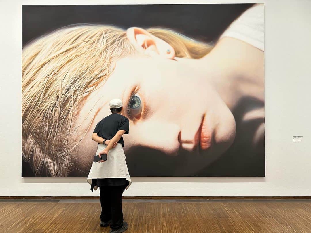 チェン・ボーリンのインスタグラム：「HELNWEIN ✨ 實品畫作真的非常震撼且有力量! 非常喜歡他畫展的其中一個註解： 《ONE IMAGE AND MULTIPLE NARRATIVES》 Helnwein‘s goal has always been to reach as many people as possible with his work and to use the power of the image as a means of communication. He sees art as a two-poled product, with the artist contributing one half and the viewer the other half: ”If a work of art is to have a function, it must be able to serve as a projection surface. For the artist, but also for the others, because they continue to create it. Every painting changes immediately, depending on the viewer’s interpretation. Everyone has a different history, a different background, different experiences. Therefore, everyone sees different things in it. If a painting can do that, leave room for personal experience, then it‘s a good painting.“ In other words, we continue the narrative of the image and create our own reality of it in our imagination.  非常棒的展，分享給大家 ～  #helnwein  #albertina」