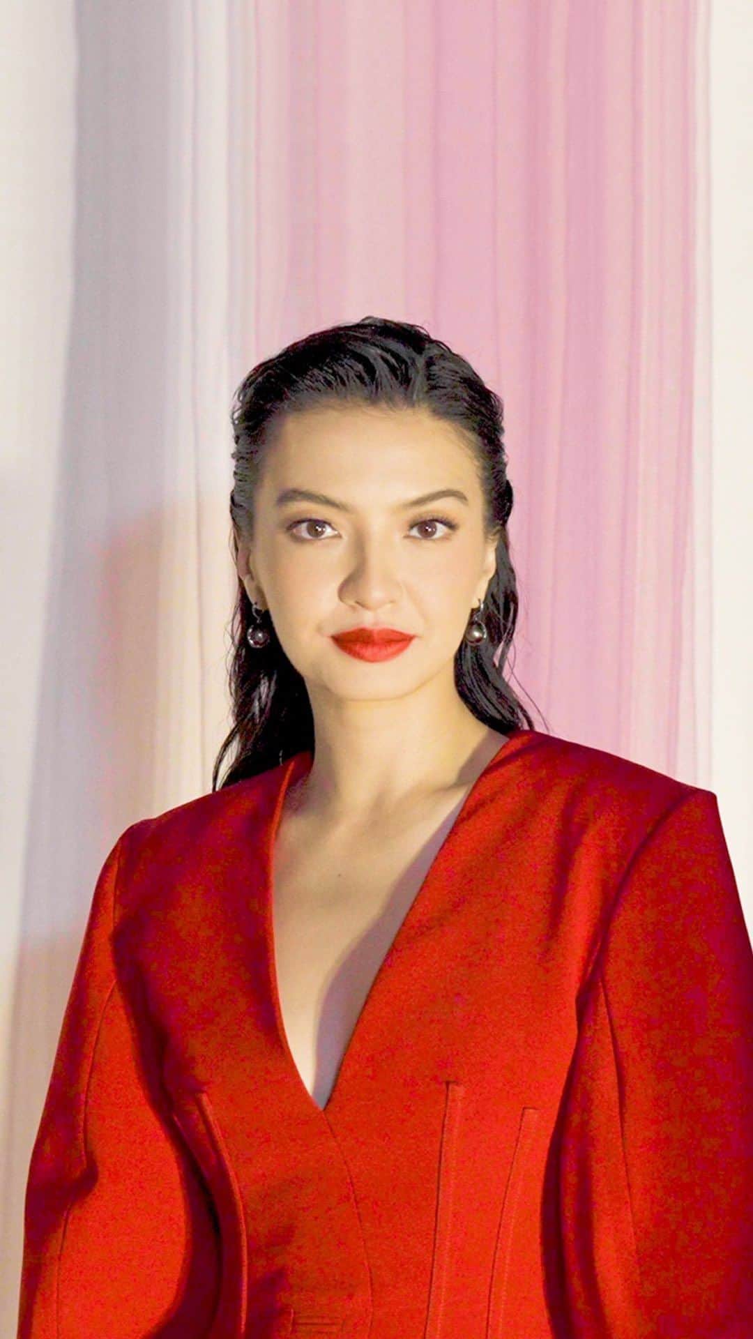 ラライン・シャーのインスタグラム：「Elegance meets empowerment with our muse, the iconic @ralineshah   As a public figure, actress, and philanthropist, she exemplifies strength and grace. She chose our bold red suit for her appearance at Jakarta Fashion Week, redefining style with a touch of charisma. Discover the essence of sophistication and influence with Raline Shah and our latest collection. #RedefineFashion #EmpowerWithStyle.  STELLARISSA Studio Collection 2024   #STELLARISSA #JFW2024 #JakartaFashionWeek2024」
