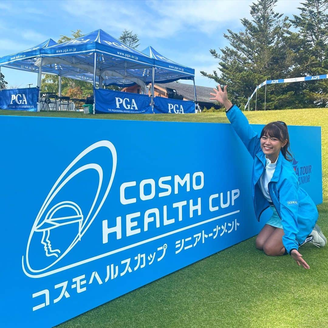 山内鈴蘭さんのインスタグラム写真 - (山内鈴蘭Instagram)「@cosmohealthcup 本戦初日😍日本で1番熱い場所は間違いなくこの大会だった！！！  【コスモヘルスシニアトーナメント2023】 盛り上げ隊、隊長を務めさせて頂いております📣🔥  #盛り上げ隊 とは何か？  →プロの皆様に全力で楽しんで頂きたい！ 全力の拍手と全力の声援「ナイスショット🎉」を届け、 シニアを元気に！ギャラリーの皆様を元気に！ 私達が出来る新しい最高の応援のカタチでゴルフ業界に新しい風を届けたい！  コスモヘルスの皆様の想いが 【盛り上げ隊】という形になったんです☺️🌸  プロの皆様の笑顔、本当に嬉しかったなぁ♫  ナイスショットしたとき 全力でナイス！と言われたら私も嬉しいもん😭❤️  コスモヘルスの盛り上げ隊の皆んなと 朝のスタートから最終ホールアウトまで 全力で駆け抜けた1日でした❤️❤️❤️  明日はもっともっと熱い場所にするぞーーー😤🎉  入場料無料です！ 明日限定のニアピンチャレンジイベントもあります🥺🎉 (景品、とっても豪華です！！！！)  来て下さるギャラリーの皆様、 盛り上げ隊と一緒に「ナイスショット🎉」の声援を 言ってくれると嬉しいですーーーー😍❤️  明日も、よろしくお願いします！！！！！  #ゴルフ #シニアトーナメント #ゴルフシニア #コスモヘルス #コスモヘルスカップシニアトーナメント #pgatour #シニアツアー #シニアツアーは面白い #シニアプロゴルファー #ゴルフトーナメント #千葉県ゴルフ場 #カレドニアンゴルフクラブ #シニアを元気に #ゴルフ好きな人と繋がりたい #ゴルフ女子 #ゴルフで繋がるご縁を大切に #ゴルフ観戦」11月2日 17時55分 - xxsuzuranxx