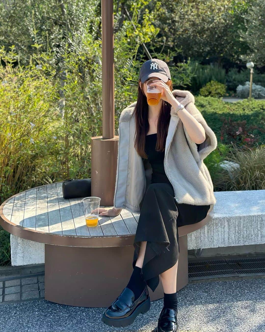 福吉真璃奈のインスタグラム：「最高の平日！気持ち良過ぎた🍻☀️  可愛いお洋服沢山作ってくれて @kyorco ありがとう〜♡♡♡ 今季ヘビロテのフェイクミンクコート @karryofficialgram_jp 🪡🧵」
