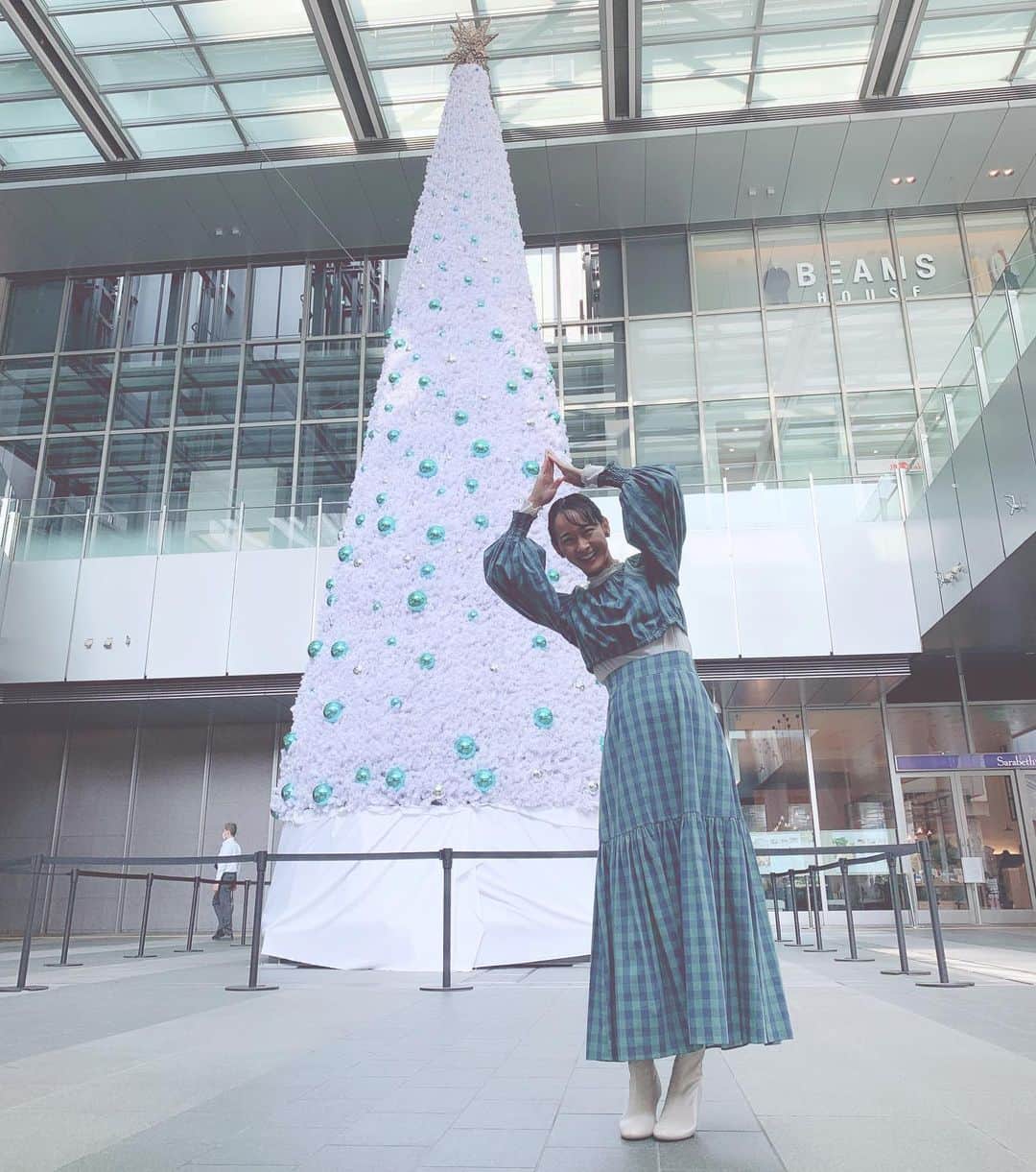 浦口史帆さんのインスタグラム写真 - (浦口史帆Instagram)「中継でタカシマヤに行ったら、 今年も名駅に巨大クリスマスツリーが登場していました🎄✨ ハロウィーンが終わったらもうクリスマス！🎅 早いなあ〜🎁  そんなJR名古屋タカシマヤでは、 今日から#大東北展 がスタート 🥳💓 4年ぶりに新型コロナの制限なしで開催された#青森ねぶた祭り や#仙台七夕まつり などにちなみ、 今年の物産展のテーマは「祭」🏮✨  りんご飴や玉こんにゃく串など、 お祭りグルメも含めた56店舗が出店しています😋🧡  中継の準備をしていたら、 お店の方たちが津軽弁や山形弁などで話しかけてくれたり、試食を勧めてくれたり‥‥ 東北物産展はあったかい‥☺️♥️🧶🍎  8日(水)まで開催されているので、 名駅にいらっしゃる際はぜひお立ち寄りください🥰🫶  #東海テレビ　#スイッチ #クリスマスツリー 2023💫」11月2日 17時57分 - uraguchi_shiho