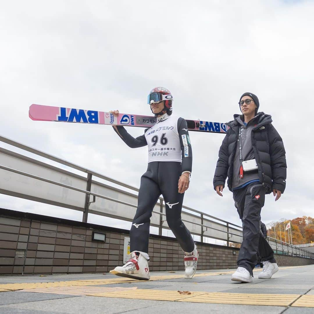 竹内択さんのインスタグラム写真 - (竹内択Instagram)「All Japan Championship 7th & 6th🐥  一昔前は全日本選手権大会は冬にやってたのが最早懐かしいですね。  W杯に重なって大体出れないでいたけど、何回か優勝してます。最近はかなり遠のいた結果だけど、ジャンプというのはアウターで力一杯に飛ぶ競技じゃないので、身体と頭を整えられれば急に飛べる。  自分の兄貴分であるレジェンドＮＯＲＩさんは今回4位という復調してる姿を見て改めて感じました。  年齢はただの数字で、全ては自分の頭が決める。  #skijumping #skijumpingfamily  #スキージャンプ  #株式会社カワモト  #デンセン  #soilsupport #株式会社守屋建設興行 #伊藤園 #亜細亜印刷  #不二越機械工業  #シウナススイーツ  #cumberlandjapan  #長野ナブコ  #manatec  #ちょいのりレンタカー #ガレージライン #visioncompany #teamtaku #takutakeuchi #竹内択 #shoheitochimoto  #栃本翔平  #toshitakeuchi #竹内寿」11月2日 17時57分 - taqtakeuchi