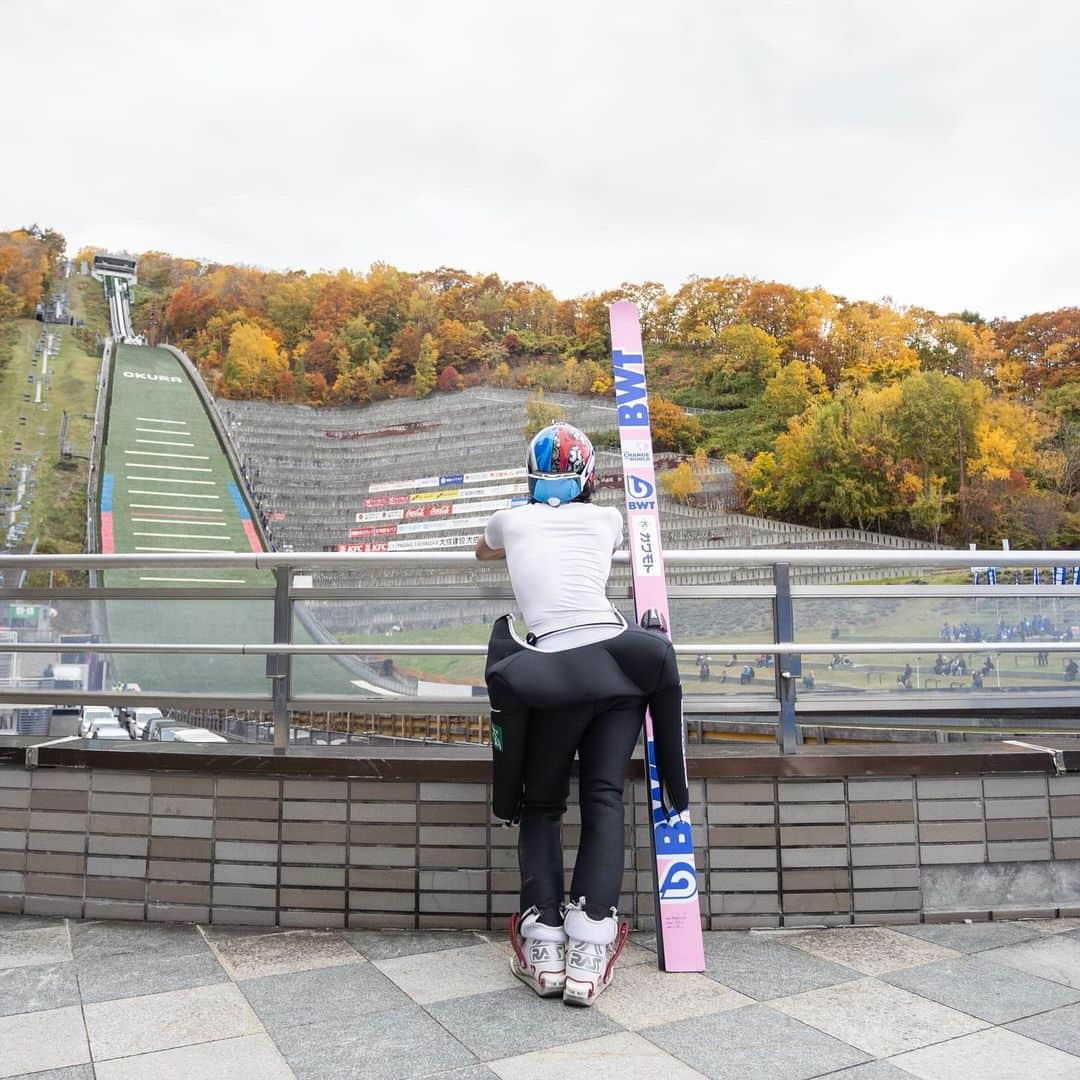 竹内択さんのインスタグラム写真 - (竹内択Instagram)「All Japan Championship 7th & 6th🐥  一昔前は全日本選手権大会は冬にやってたのが最早懐かしいですね。  W杯に重なって大体出れないでいたけど、何回か優勝してます。最近はかなり遠のいた結果だけど、ジャンプというのはアウターで力一杯に飛ぶ競技じゃないので、身体と頭を整えられれば急に飛べる。  自分の兄貴分であるレジェンドＮＯＲＩさんは今回4位という復調してる姿を見て改めて感じました。  年齢はただの数字で、全ては自分の頭が決める。  #skijumping #skijumpingfamily  #スキージャンプ  #株式会社カワモト  #デンセン  #soilsupport #株式会社守屋建設興行 #伊藤園 #亜細亜印刷  #不二越機械工業  #シウナススイーツ  #cumberlandjapan  #長野ナブコ  #manatec  #ちょいのりレンタカー #ガレージライン #visioncompany #teamtaku #takutakeuchi #竹内択 #shoheitochimoto  #栃本翔平  #toshitakeuchi #竹内寿」11月2日 17時57分 - taqtakeuchi