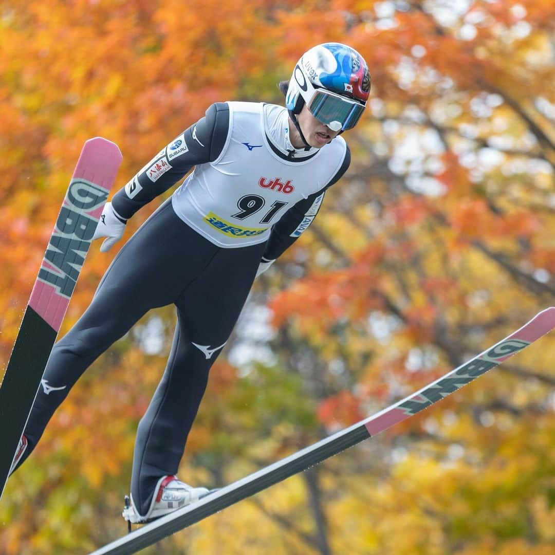 竹内択さんのインスタグラム写真 - (竹内択Instagram)「All Japan Championship 7th & 6th🐥  一昔前は全日本選手権大会は冬にやってたのが最早懐かしいですね。  W杯に重なって大体出れないでいたけど、何回か優勝してます。最近はかなり遠のいた結果だけど、ジャンプというのはアウターで力一杯に飛ぶ競技じゃないので、身体と頭を整えられれば急に飛べる。  自分の兄貴分であるレジェンドＮＯＲＩさんは今回4位という復調してる姿を見て改めて感じました。  年齢はただの数字で、全ては自分の頭が決める。  #skijumping #skijumpingfamily  #スキージャンプ  #株式会社カワモト  #デンセン  #soilsupport #株式会社守屋建設興行 #伊藤園 #亜細亜印刷  #不二越機械工業  #シウナススイーツ  #cumberlandjapan  #長野ナブコ  #manatec  #ちょいのりレンタカー #ガレージライン #visioncompany #teamtaku #takutakeuchi #竹内択 #shoheitochimoto  #栃本翔平  #toshitakeuchi #竹内寿」11月2日 17時57分 - taqtakeuchi