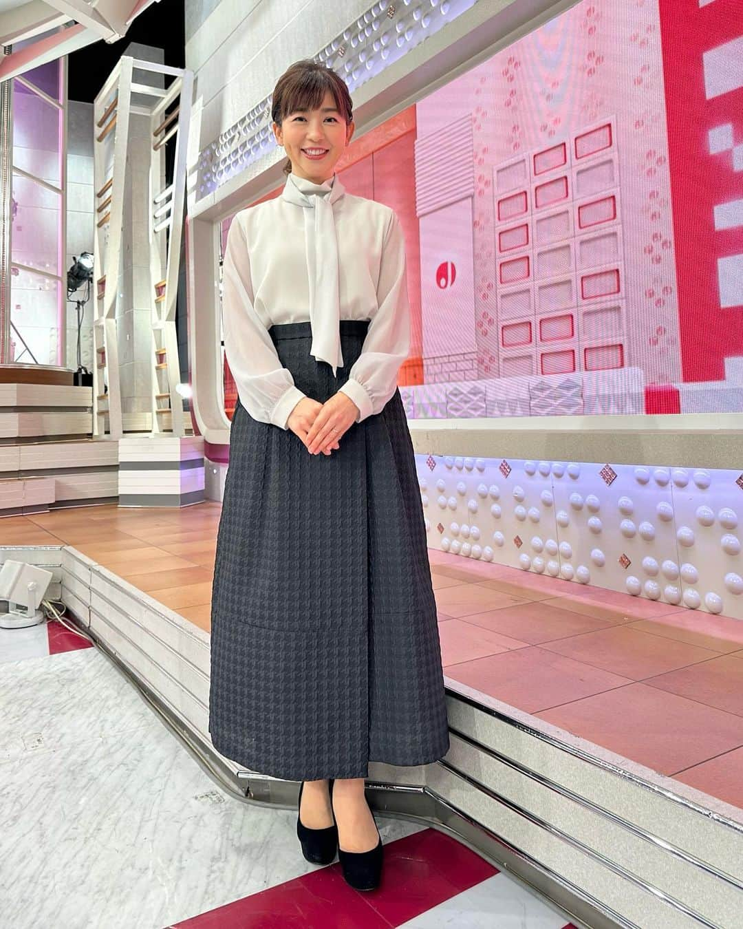 松尾由美子のインスタグラム：「. 短い時間でしたが 今日もご覧いただきありがとうございました。 このあとは日本シリーズ第5戦をお楽しみください✨  ブラウス ルミノーゾ・コムサ @luminosocommeca_official  スカート Gabardine K.T @comme_ca_official  イヤリング TSUTSUMI @tsutsumi_pr  洗練されたスタイル。 ふくれジャガードのスカートがクラシカルさとモードさを演出。 ボリュームのあるスカートもモノトーンで合わせて可愛すぎない印象に。  #松尾由美子 #松尾と服 #衣装」