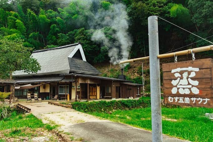 リンネルさんのインスタグラム写真 - (リンネルInstagram)「【ノーラのフィンランド旅気分】   フィンランドと日本をつなぐコネクターとして活動しているノーラ・シロラさん( @noorasiro )が、日本でフィンランド気分を体験できるようなスポットを提案するリンネル.jpの連載「ノーラのフィンランド旅気分」 今回は、フィンランドと共通点を感じる京丹後のおすすめサウナスポットをレポートします！  元々古民家だった建物が生まれ変わり、フィンランド式サウナに改装した「蒸 -五箇サウナ-」( @musu_goka_sauna ) サウナ自体は嬉しい薪ストーブ付き、柔らかいロウリュでゆっくり温まることができます。温まったら、天然の川でクールダウン。 京丹後の美しい自然と古民家に囲まれているので、サウナを楽しみながら、癒やされます。 サウナ後は珍しい囲炉裏で食事ができるそうですよ！ 時間を忘れてリフレッシュできる京丹後の「蒸 -五箇サウナ-」へぜひ訪れてみてくださいね。  - - - - - - - - - - - - - - - - - — - - - - - - — - - - - - -  「蒸 -五箇サウナ-」について詳しくは下記URLから！ https://liniere.jp/column/scandinavian/37882/  または、@liniere_tkj のプロフィールのURLから「ノーラのフィンランド旅気分」で検索を！  - - - - - - - - - - - - - - - - - — - - - - - - — - - - - - - #リンネル #liniere #宝島社 #サウナ #京丹後 #京都京丹後 #サ活 #サウナ飯 #ロウリュ #京都サウナ #サウナ初心者 #サウナー #ととのう #サウナイキタイ #サ飯 #サウナ部 #蒸 #京丹後旅 #関西サウナ #sauna」11月5日 20時00分 - liniere_tkj