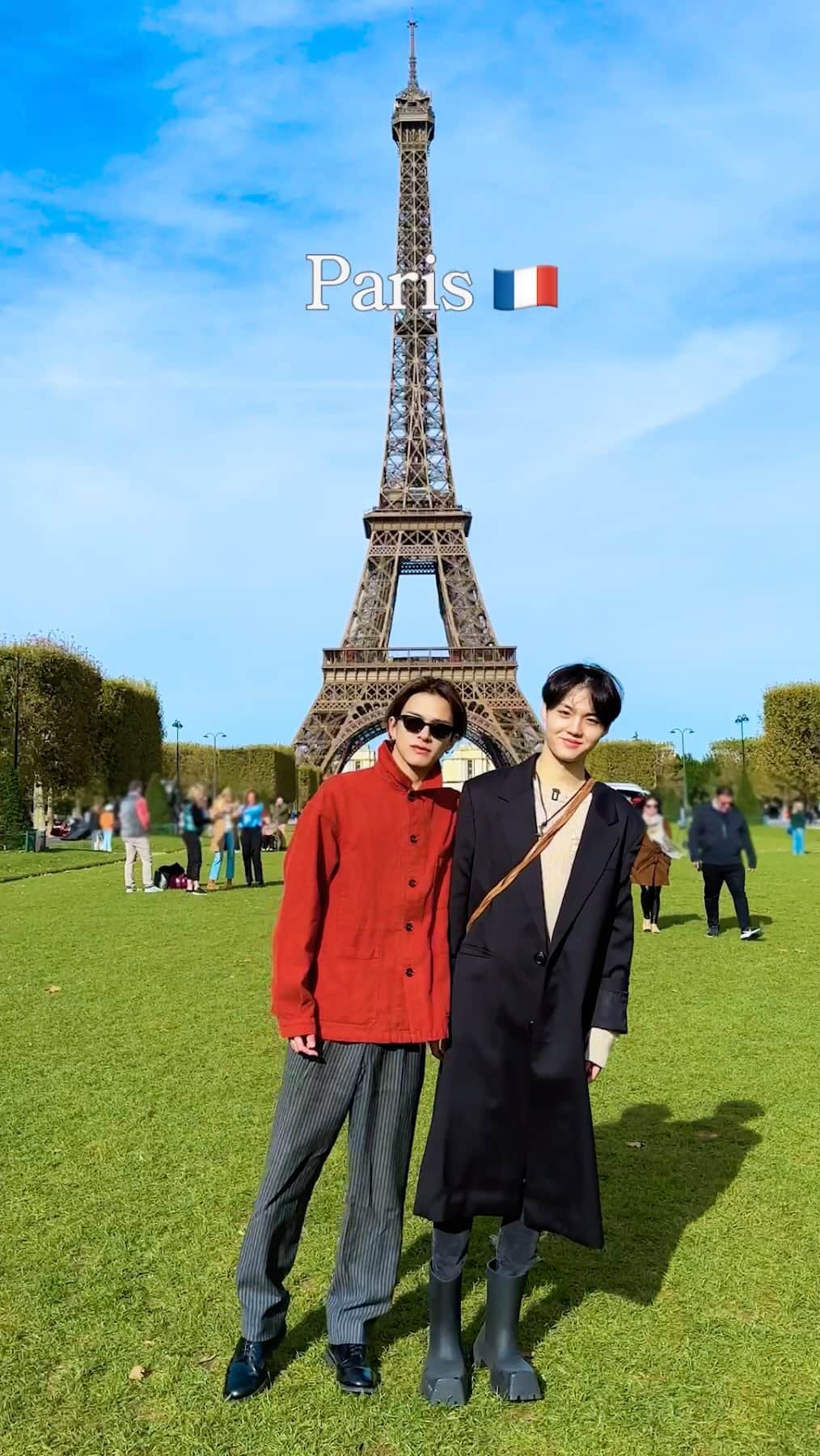 TREASUREのインスタグラム：「FALLING in ❤️ with Paris 🇫🇷  #트레저 #TREASURE #아사히 #ASAHI #도영 #DOYOUNG」