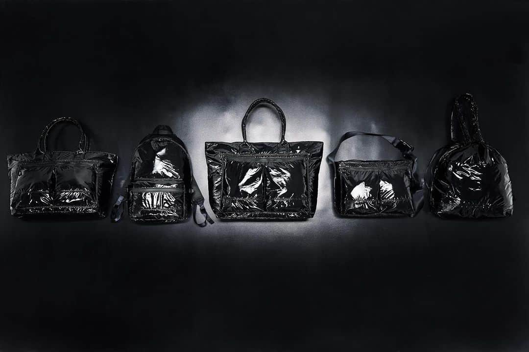 ヘッド・ポーターのインスタグラム：「MIRAGE “2023 A/W COLLECTION”  Available in RAMIDUS STORE & ONLINE November 3rd.  2021年に前身ブランドの DNA を引き継ぐシリーズとして待望の復活を果たした「MIRAGE」シリーズ。 fragment design との共同プロジェクトとしてリリースの度に人気を博している同シリーズに、ラインナップを一新した 2023AW コレクション11型が登場します。上品な光沢感と心地良い柔らかさを求めて生地から開発に取り組み、高密度ナイロンタフタの表面に透明で艶のあるウレタンコーティングすることで、エナメル調の光沢感としなやかで軽量で柔らかい体に馴染む独特な質感を表現しました。タグ・パー ツ・内装生地に至るまでオールブラックで統一され、異なるトーンのブラックが対照的でありながらも自然に融合されています。  こちらのコレクションは、2023年11月3日（金）よりRAMIDUS TOKYO STORE、RAMIDUS ONLINE で発売いたします。 また、同日より全国のRAMIDUS取り扱い店舗でも発売を予定しております。  #mirage  #ramidus #ramidustokyo #ラミダス」