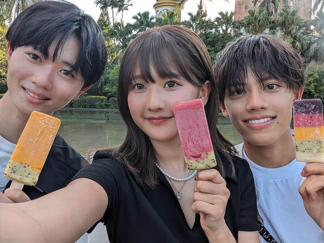 今日好き　公式アカウントさんのインスタグラム写真 - (今日好き　公式アカウントInstagram)「テーマパークでのオフショット🎡  旅は中盤に突入。 大きくなる気持ちと 揺れ始める恋心...🥺💞  みんなは誰の恋が特に気になる？ コメントで教えてね📝  ━ ━ 𝗠𝗘𝗠𝗕𝗘𝗥 ━ ━  #アンジーひより ( ひより ) @a.hiyori_0407 #大竹愛美 ( あみ ) @ami_22083 #永松芽麗 ( めいり ) @meiri_02 #ゆあん ( ゆあん ) @yu_2006_1103 #吉田羽花 ( わか ) @waka.yoshida_  #呉愁真 ( しゅうま ) @kure_shuma #富口大夢 ( ひろむ ) @bigdream2008 #林奇跡 ( きせき ) @h__kiseki #矢口昂歩 ( たかと ) @baretakunai_18 #古沢わつらふ ( わつらふ ) @vvatsw  ━ ━ ━ ━ ━ ━ ━ ━  #今日好きになりました #今日好き台北編 #今日好き #台北編 #jkブランド #jk1 #jk2 #jk3 #LJK #jkの素敵な思い出 #jkにしかできないこと #青春 #アオハル #恋愛 #海外旅行 #台湾旅行 #台湾 #台北 #Taiwan」11月2日 18時00分 - kyousuki_official