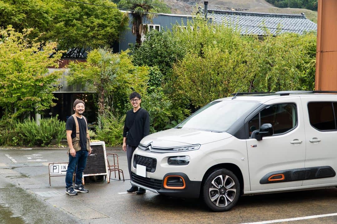 CITROEN JP Officialさんのインスタグラム写真 - (CITROEN JP OfficialInstagram)「お仕事モードのベルランゴを取材。 「はたらくベルランゴ」Vo.1 d design travel の取材カーとして、福井を走る。  デザイン観光ガイドブックの編集長とともに、福井県を縦横無尽に取材。 そんな福井での1日に密着した様子をご紹介します。 https://avec.citroen.jp/topics/020 (プロフィール欄よりご覧ください。)  仕事を楽しくするベルランゴ。購入サポートを実施中！ https://web.citroen.jp/cpn/berlingo-for-biz  クーポンをお申込みのうえ、期間中にショールームご来店で、シトロエンオリジナル折り畳みコンテナボックスをプレゼント！  #シトロエン #ベルランゴ #はたらくベルランゴ #ddesigntravel」11月2日 18時00分 - citroen_jp