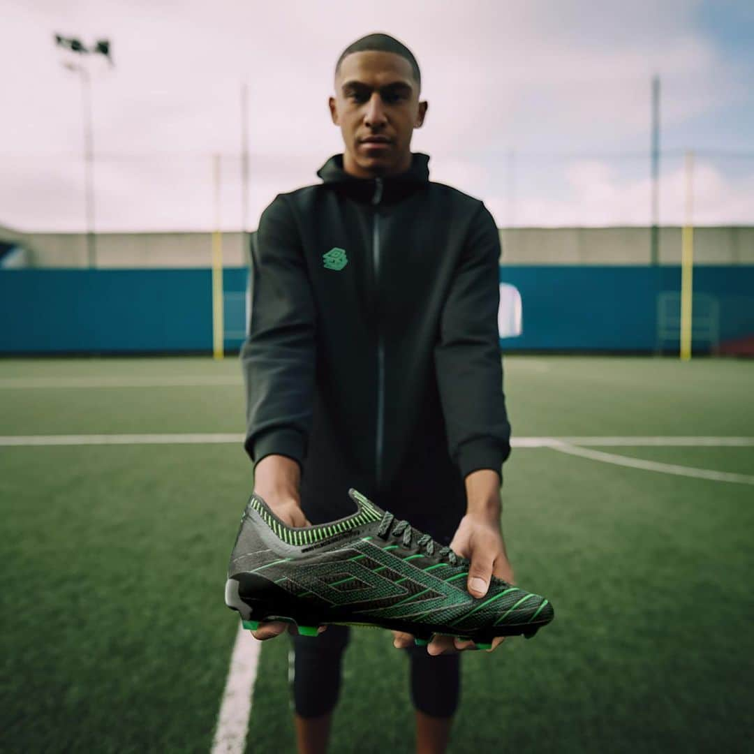 UMBROのインスタグラム：「It's official, I'm excited to annouce i'll be joining forces with @umbro for 1FF Season 2.  Can’t wait to lace up in Velocita Elixir and run rings around the opposition! Watch this space⚽👟  #Ai #1FFOfficial #Umbro」