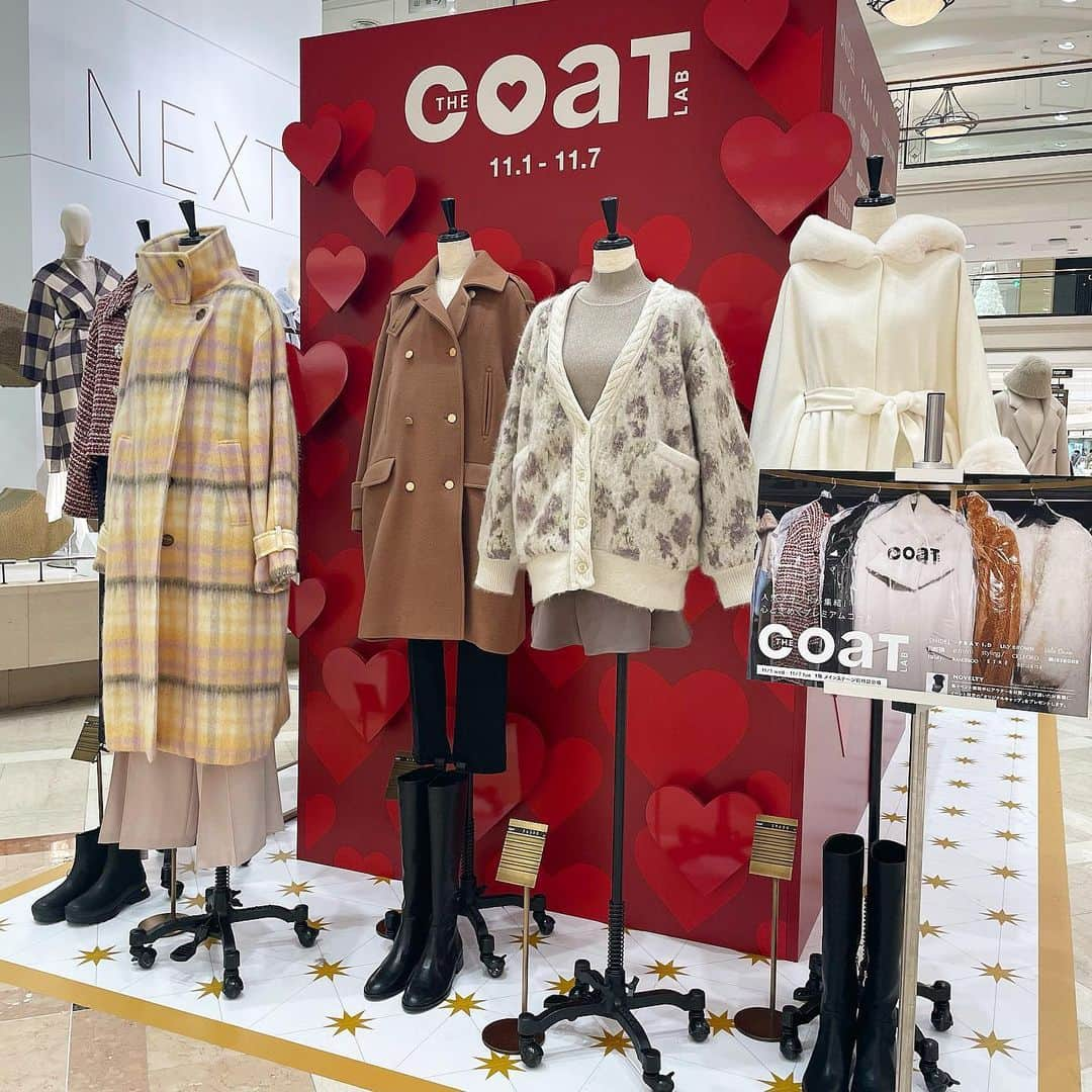 大丸神戸店のモノとコトのインスタグラム：「. マッシュスタイルラボの人気ブランドコートが集結🧥❤️  〈THE COAT LAB〉POP-UP SHOP 📅11月1日(水)→7日(火) 📍1階 メインステージ前特設会場  マッシュスタイルラボとウサギオンラインの人気ブランドから、マテリアルやディテールにこだわったプレミアムなコートが集結☃️🤍  ファッションに合わせて楽しめるカラーや今の気分を取り入れつつも長く愛せる上質な素材感✨ さまざまなシーンに寄り添い、思わず出かけたくなるコートが〈THE COAT LAB〉のために特別にデザインされました☺️  最近夜は肌寒い日が多いですね🤧 これからの冬支度に、ぜひかわいいコートをゲットしてください❄️  #大丸神戸 #大丸神戸店 #大丸 #神戸 #元町 #神戸大丸 #daimarukobe #kobe #THECOATLAB #SNIDEL #スナイデル #FRAYID #CELFORD #MilaOwen #LILYBROWN #emmi #FURFUR #styling #MIESROHE #anuans #ETRETOKYO #RANDEBOO #Bibiy #SORIN #コート」