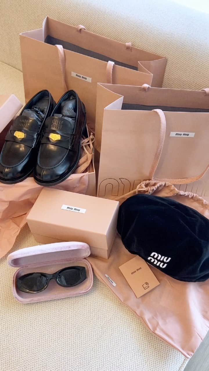 安中亜美のインスタグラム：「ㅤㅤㅤㅤㅤㅤㅤㅤㅤㅤㅤㅤㅤ 最近物欲が爆発しすぎてて買ってしまった🎀 こう見たら全部ブラック🖤  あー、可愛い♡幸せだ♡ また育児に仕事に全力で頑張ります✊🏻💓  #購入品#購入品紹介#miumiu#ミュウミュウ#haul#開封動画」