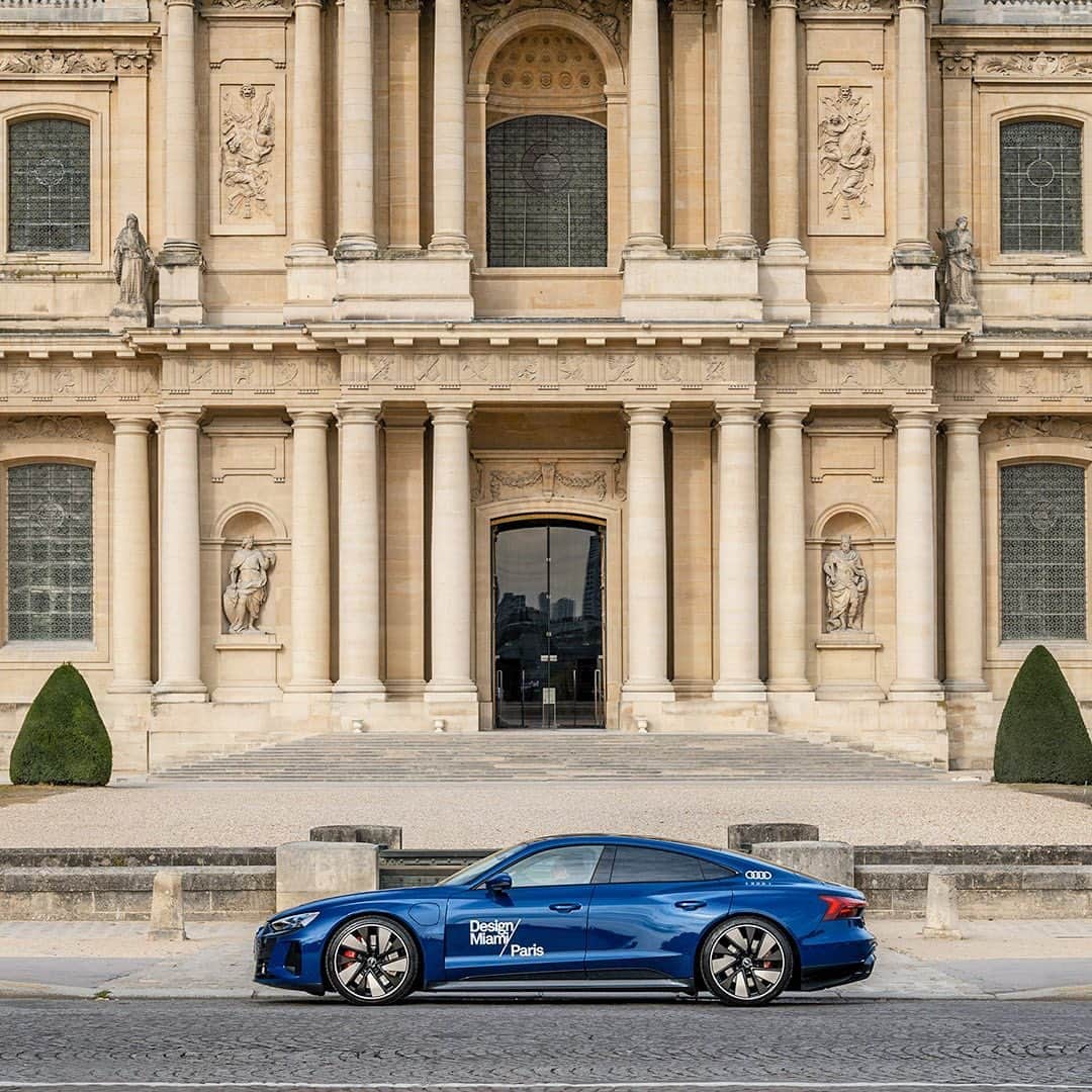 アウディ ジャパンのインスタグラム：「歴史あるパリの街並みと、エアロダイナミクスを極限まで高めた最新デザインとの対比。 荘厳な教会を前に、普遍的な美が交錯する。   *写真は欧州仕様車です。日本仕様とは異なります。   #Audi #アウディ #FutureIsAnAttitude #etronGT #DesignMiami」