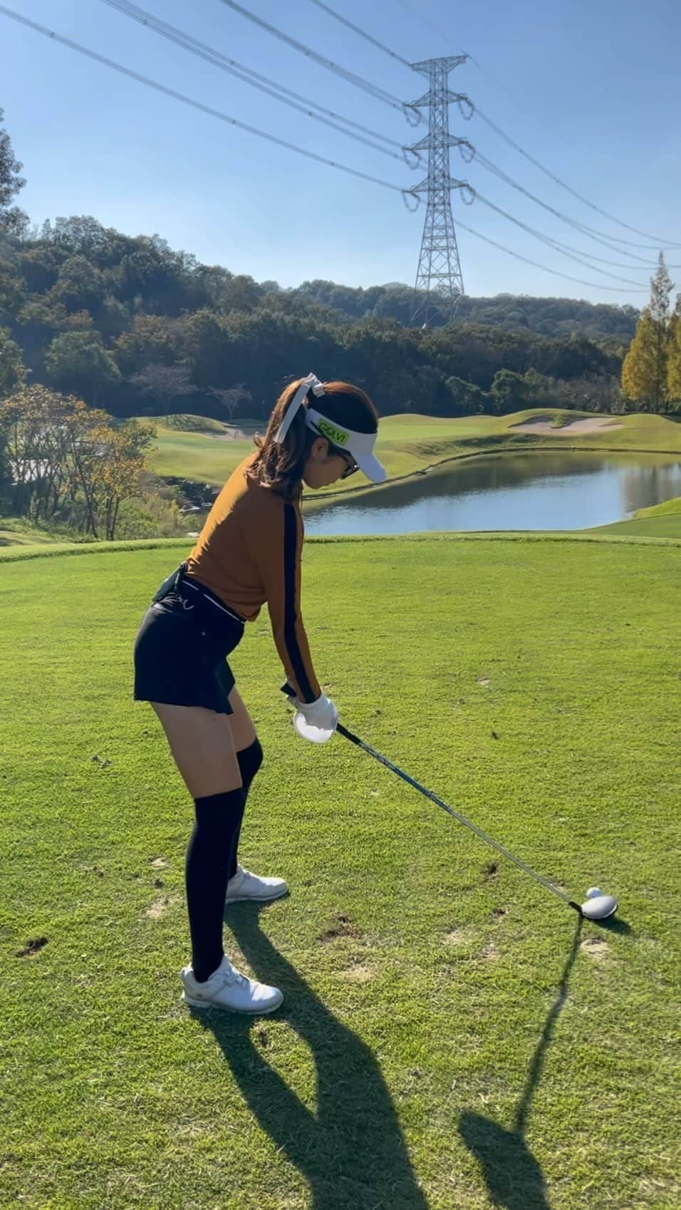 まいまいのインスタグラム：「池越えショートも慣れたもんだっ🐳⛳️  ウェア @sy32golf_official   #まいごるふ#ゴルフ#女子ゴルフ#ゴルフ女子#ゴルフスイング#ゴルフウェア#ゴルフコーデ#maigolf#sy32#sy32bysweetyears#sy32golf#sy32コーデ#golf#golfswing#golfwear#골프#골프스윙#골프중독#골프웨어」