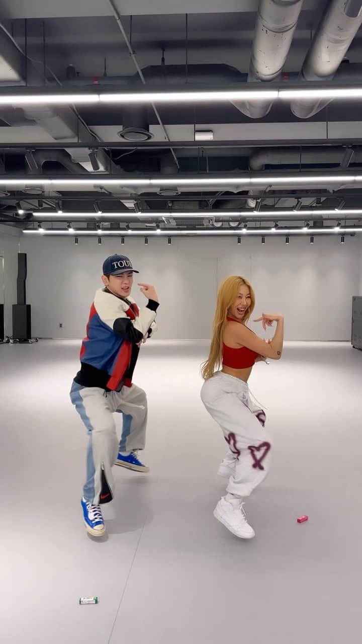 Jessiのインスタグラム：「@bumkeyk dancing/acting skills are just 🔥🔥🔥 He brought #gum to make it more fun 🥺🥺 LOVE YOU bestie ❤️ thanks for being such a good friend ❤️ #gumchallenge #KEY #키 #SHINee #샤이니 #jessi #제시」