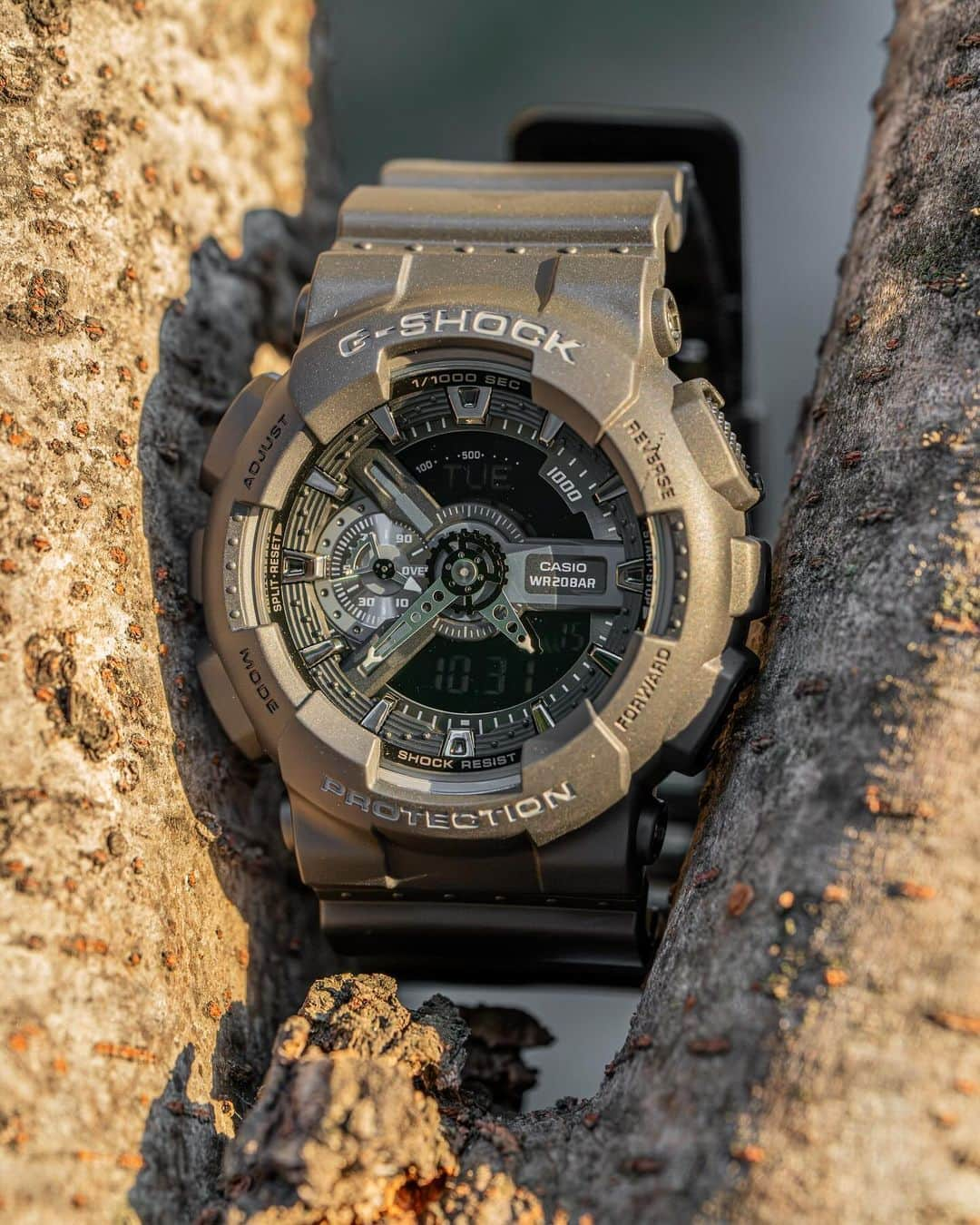 時計倉庫TOKIA 公式アカウントのインスタグラム：「⌚️ 【商品紹介】 G-SHOCK GA-110-1B  今回はG-SHOCKのお時計をご紹介します！ G-SHOCKのなかでも特に人気な大きいフェイスのモデルです。さらに、オールブラックは人気のカラーで探している方をよく見かけます。一見シンプルに見えますが様々な黒が使われていおり、デザイン性はもちろん視認性もいいのが嬉しいです🎶 また、どんな方にでも似合うためプレゼントに選ばれる方も多い印象です！  大きさや実際の色味など、ぜひ店頭でお試しください！スタッフ一同、心よりお待ちしております🙇‍♀️  ……………………………………………………….................  ☟オンラインショップはプロフィールURLから☟ @tokia_official  ……………………………………………………….................  #時計倉庫 #時計倉庫tokia #腕時計 #watch #手表 #腕元倶楽部 #腕時計好きな人と繋がりたい #casio #casiowatch #gshock」