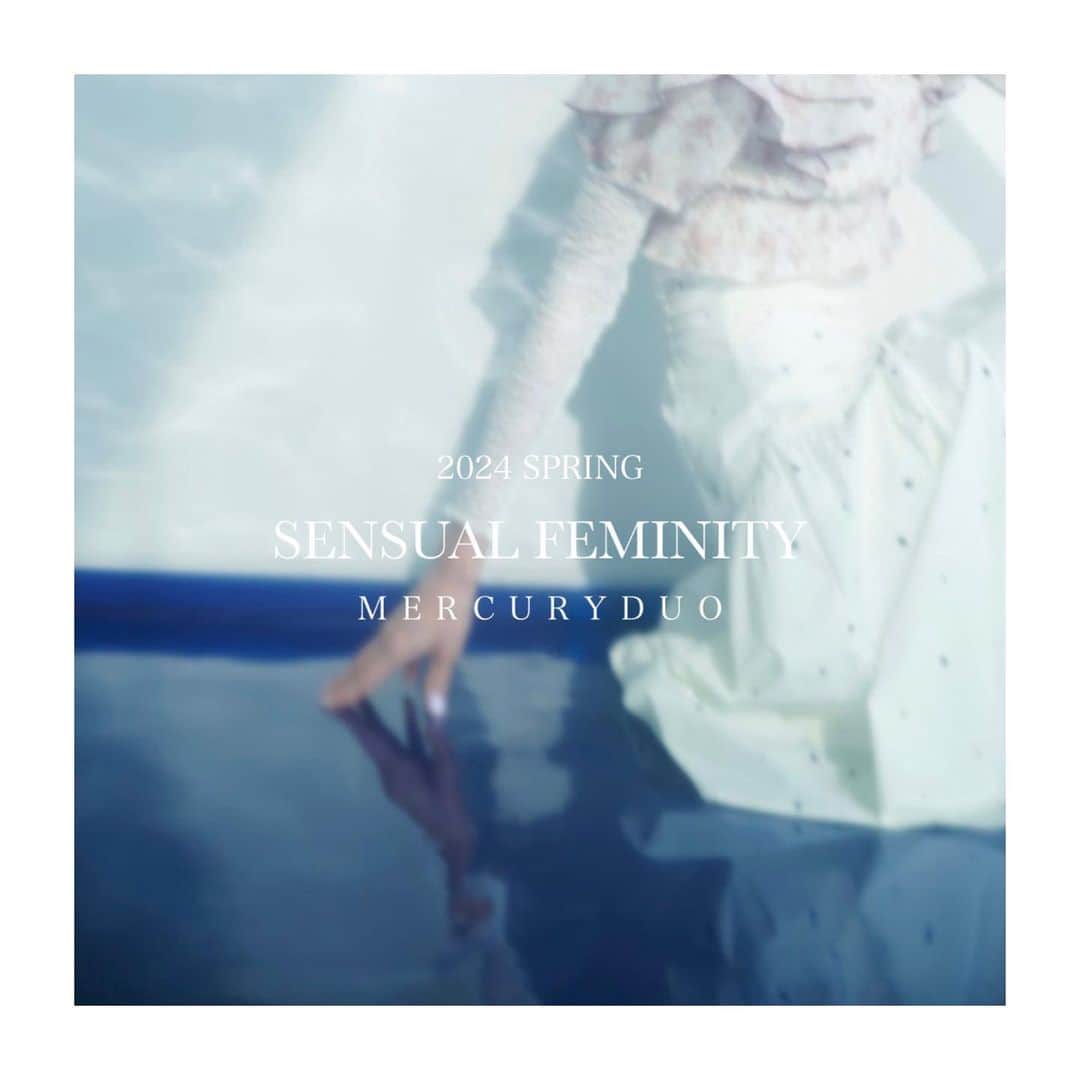 MERCURYDUOのインスタグラム：「《 11.2(thu) START!! 2024 SPRING WEB EXHIBITION 》 ⁡ ⁡ ㅤㅤㅤㅤㅤㅤㅤㅤ ”SENSUAL FEMINITY“  どこまでも透き通るような透明感を  これまで以上に風をはらむ軽やかな素材を  爽やかで優しい色使いで  まとめ、重ねる ⁡  軽やか、爽やか、そして上品  センシュアルでドラマティックな春を纏う  ⁡ 2024 sprin@ collection ㅤ ———————————————————————— ㅤ ㅤㅤㅤㅤㅤㅤㅤㅤㅤ 2024春のWEB展示会を開催！ 11.2(thu)12:00 -11.6(mon)23:59 ✔予約先行特典10%OFF ✔予約先行特典ポイント20倍+送料無料！  ———————————————————————— ㅤ  詳細は @mercuryduo_comの TOPのURLからチェック  ㅤ @mercuryduo_styling #MERCURYDUO #マーキュリーデュオ #公式通販RUNWAYchannel」