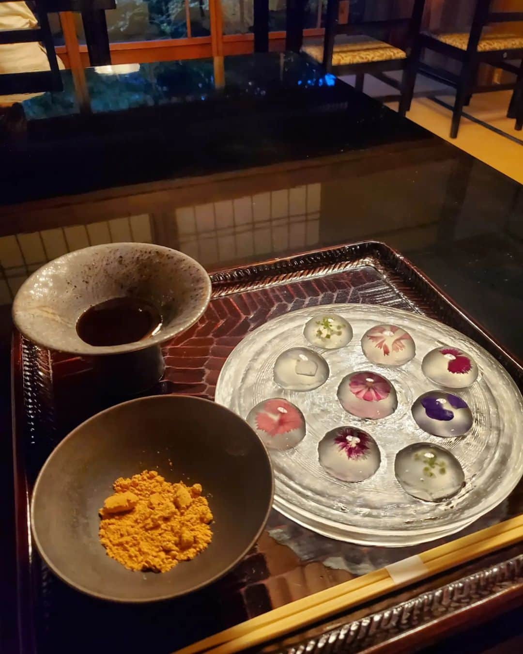 小谷津友里のインスタグラム：「京都で行って良かったお店🍵麓寿庵 rokujuan  お店の建物が有形文化財である久保家住宅（旧今尾景年宅）なの！広くて静かで趣がありました😚  席に着く前に、建物内をガイドしてもらえるよ✨  ✔️華わらび  透明なわらび餅から透けて見える色鮮やかなエディブルフラワーが素敵🌼  ぷるっぷるでお箸でなかなか掴めないの(笑)  きなこと黒蜜につけていただきます😋  ✔️鴨粥  低温調理されたしっとり柔らかい鴨肉と  鴨のお出汁で炊かれたお粥✨  盛り付けが美しい🥰  14:00から17:30は鴨粥は提供されていないので注意！  食事が美味しいし、京都に来た気分を味わえました🤍  #京都 #京都グルメ #わらび餅 #鴨粥 #和スイーツ #kyoto #麓寿庵 #有形文化財」