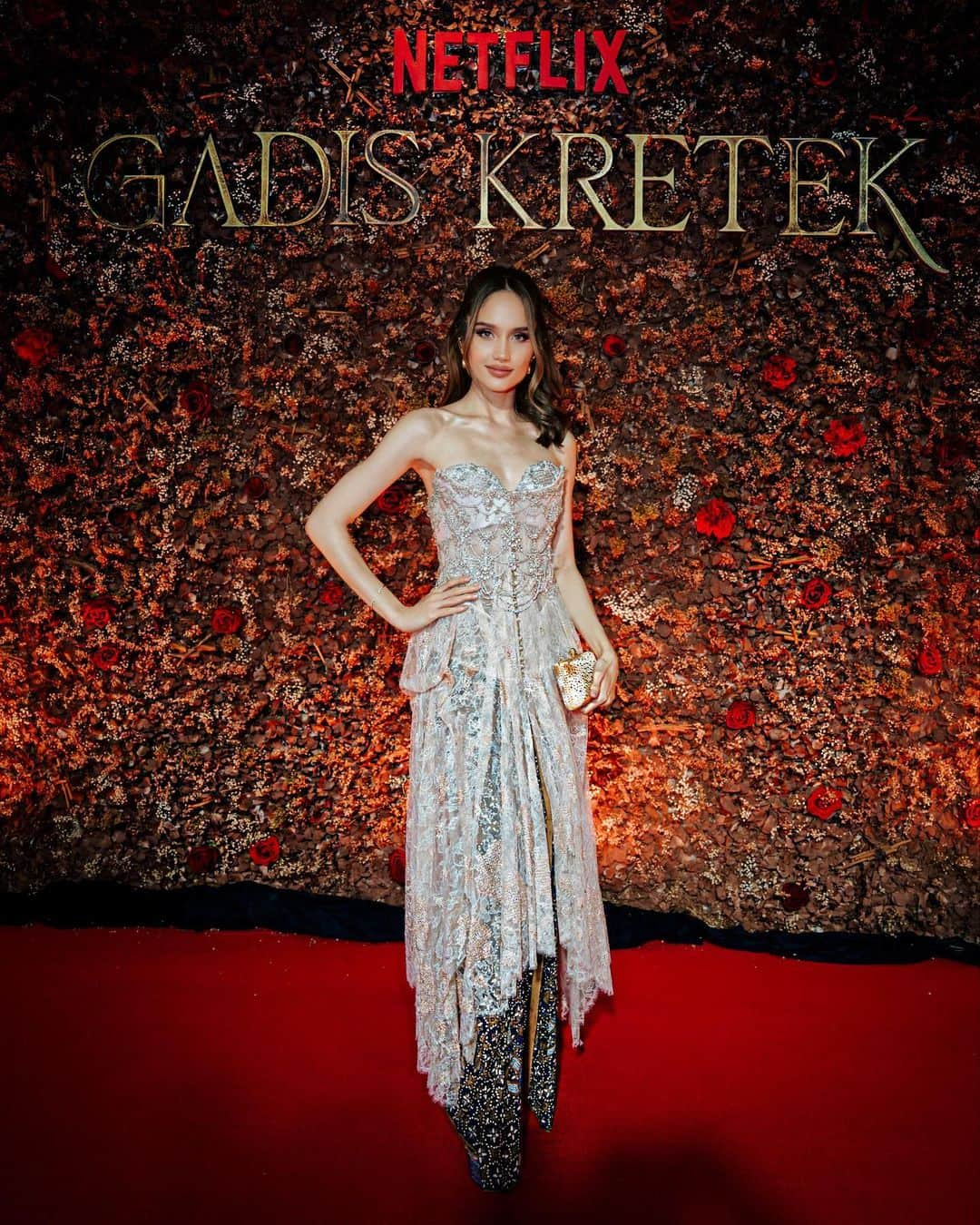 Cinta Lauraのインスタグラム：「A huge congratulations to everyone involved in the making of @netflixid’s, Gadis Kretek.   Mba @kamilandini, Mas @ifa_isfansyah and Mba @shantyharmayn, thank you for bringing Indonesian series to the next level! Truly enjoyed every minute of what I’ve seen. 🤍  To all the cast, Ka @therealdisastr, @bayu_ario, @arya.saloka, @putrimarino, @tissabiani, @ibnujamilo, @sheiladaisha, @winkywiryawan912 and everyone I did not get to mention, incredible performance! Proud! 🤍  #GadisKretek   📸: @armanfebryan, @snap.nuel, @yudiafrn」