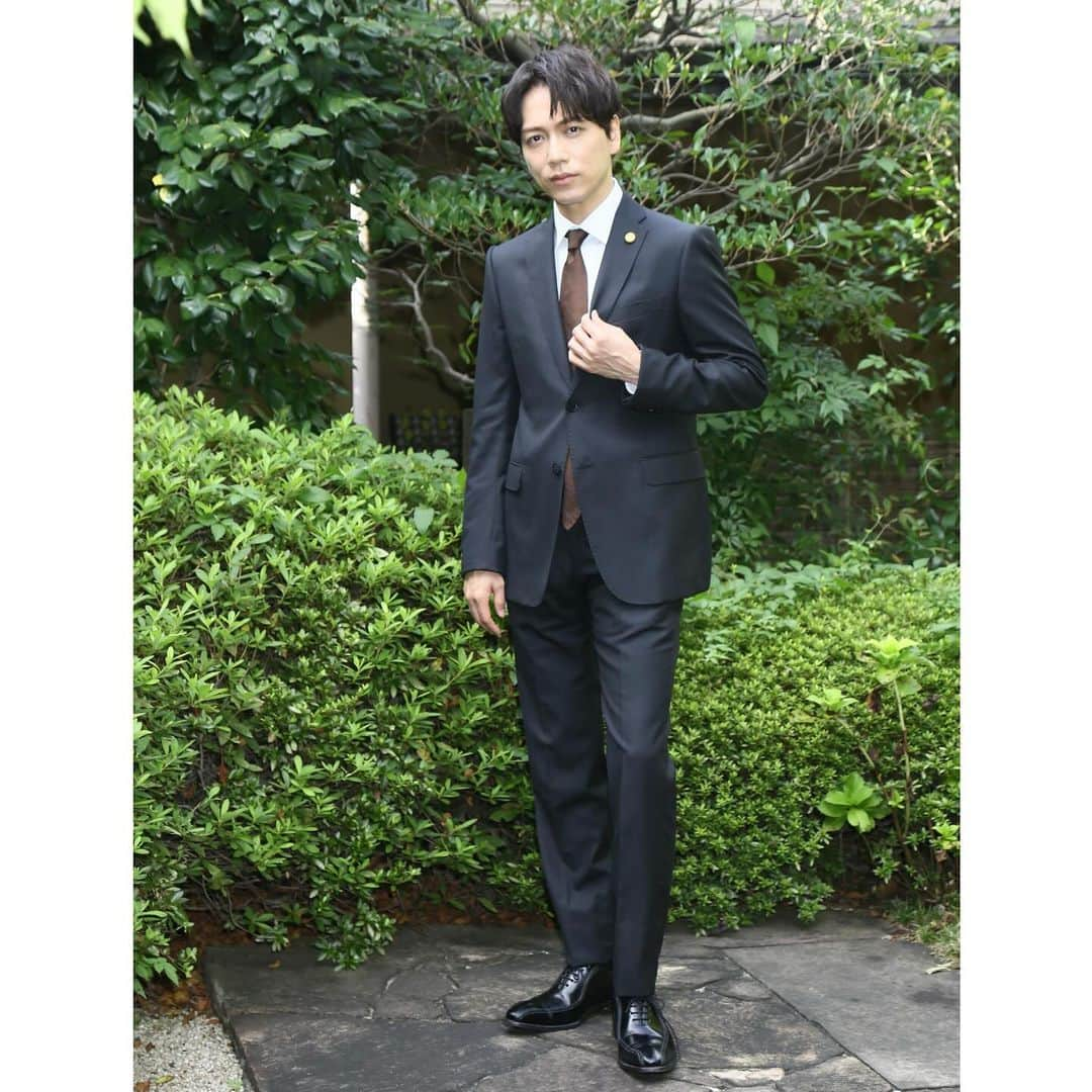 弁護士ソドムさんのインスタグラム写真 - (弁護士ソドムInstagram)「. 2話の #ハイエナ コーデ👔✨  三鬼京子（#高橋かおり ）を 三鬼グループの新代表にするための 「とある提案」を持ちかけた怜（#山崎育三郎 ） その提案の内容とは...続きはTVerで👀  🚨第2話の配信は11/3（金）20:00まで🚨 お気に入り登録もよろしくお願いします🙏  #emporioarmani」11月2日 18時04分 - tx_dorama8