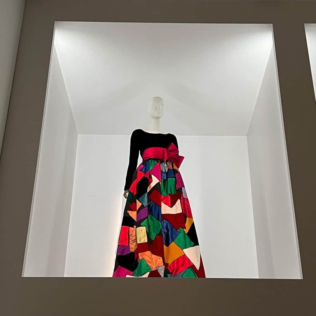 武藤乃子さんのインスタグラム写真 - (武藤乃子Instagram)「🖼️ ずっと行きたかった イヴ・サンローラン展。  可愛い〜♡と思った作品が、60年も前のデザインだったり。 時代が変わっても、色褪せないですね。ビックリ！  ファッションショーを観ているようでした。  #イヴサンローラン  #イヴサンローラン展  #イブサンローラン  #ysl  #yvessaintlaurent  #国立新美術館」11月2日 18時05分 - muto_noriko.11