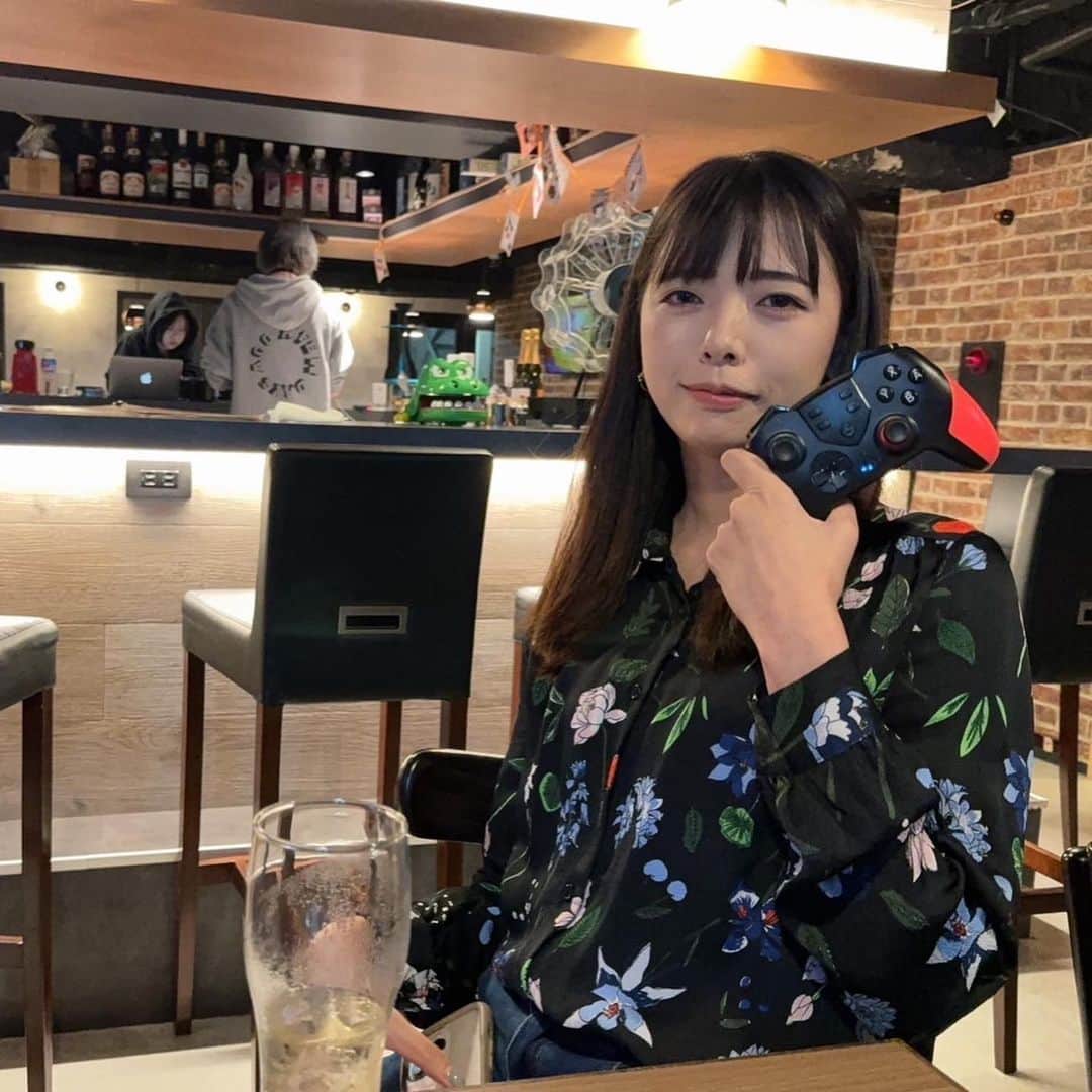 なっちゃんのインスタグラム：「I'm invincible 飲み会ついでにスマブラできるバーに行き、そのへんの知らない人たちと対戦してボコボコにするのめちゃくちゃ楽しい  #スマブラ #ゲーム女子 #ピカチュウ」