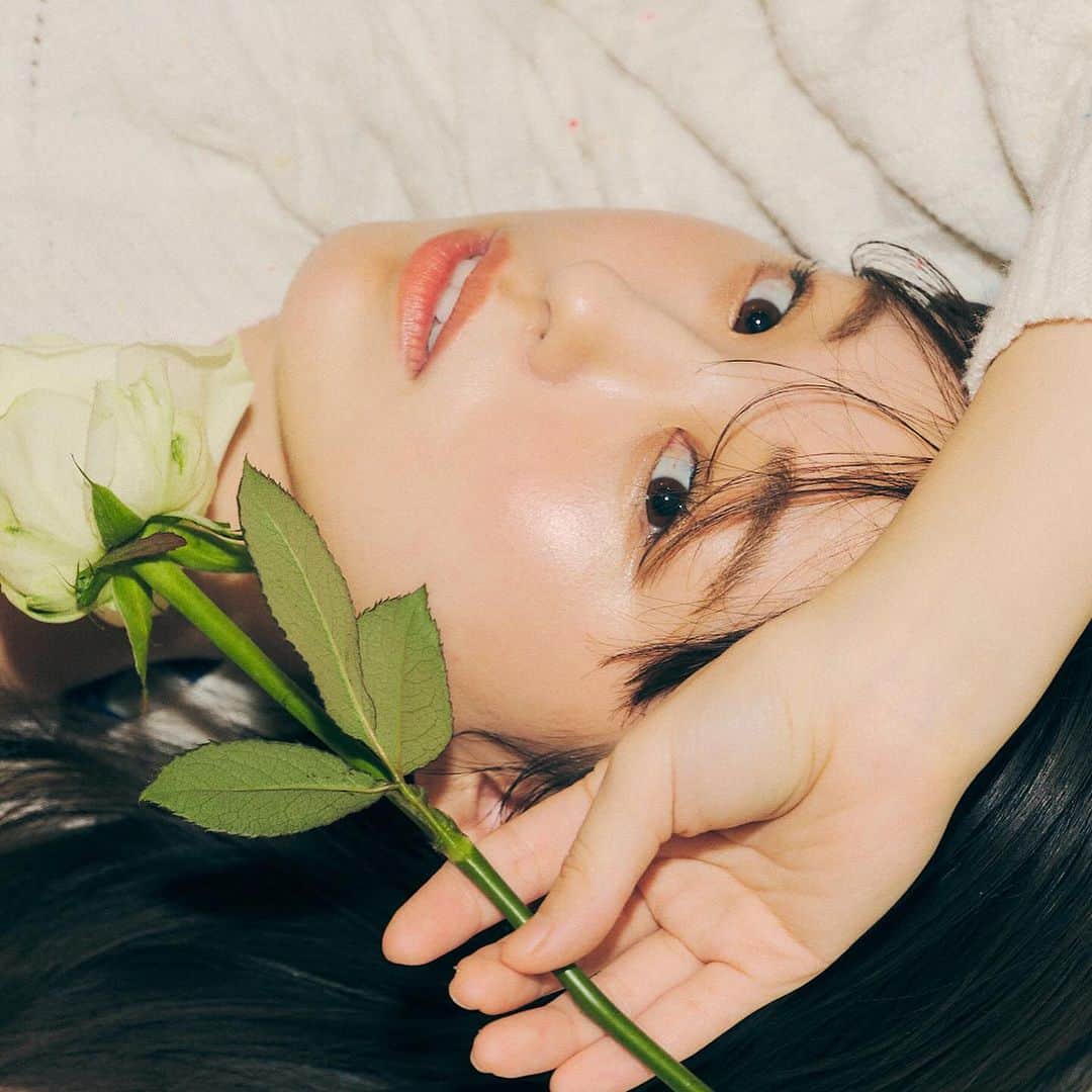 やのあんなのインスタグラム：「🌹🤍🪽 美しい薔薇には棘があると言うけれど この薔薇には棘がないの 📷 @tomokazu_sasaki」
