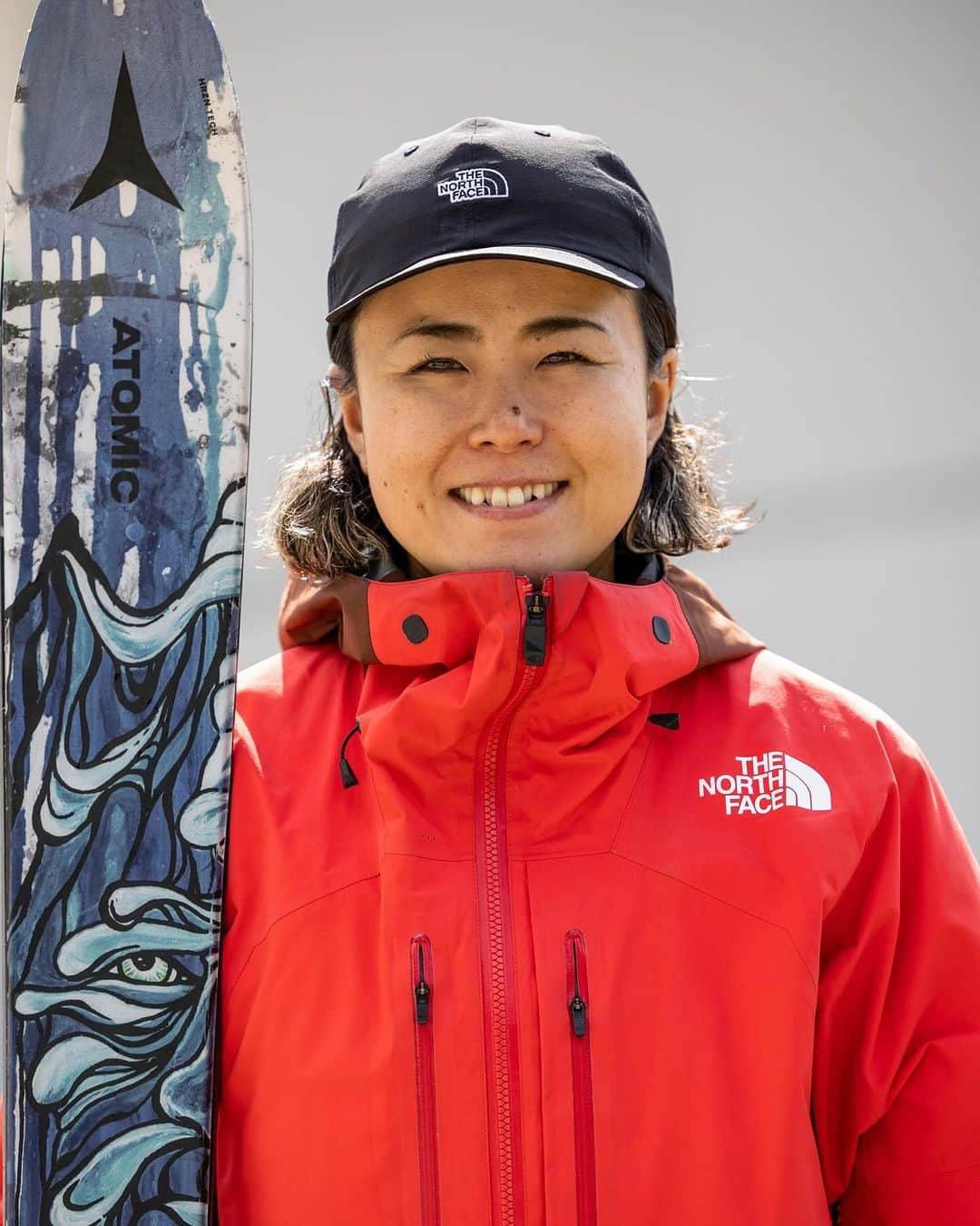 小野塚彩那のインスタグラム：「I’m so excited announcement I renewed outsourcing contract and athlete with @atomic1955jp @atomicski . I’m on a Mountain ski marketing director in Japan concurrently with athlete. . . 既にFacebookでもお知らせしましたが、この度、 @atomic1955jp とライダー兼Mountain Ski Marketing Directorとして新たに業務委託契約として契約更新させて頂きました。. . 大変だという事は百も承知ですが(既に1ヶ月動いてみてこれやばい😨ってなっている。)、オリンピックを2度共にし、世界チャンピオンにまでして頂いたブランドと一緒にこの先もスキーヤーとして歩んでいける事に喜びを感じております。. . またアトミックユーザーの方たちだけでなく、沢山のスキーヤーの皆様とフィールドでご一緒出来る日を楽しみにしております✨. . ちなみにライダー活動は今まで通り何ら変わらず！続けて参ります😄. . トンガっていきましょう🤘よろしくお願い致します！. . 📸 @suganumahiroshi . .  #weareskiing #bentfam #sheskis #ATOMIC #atomicski #atomic1955 #bentfamily」