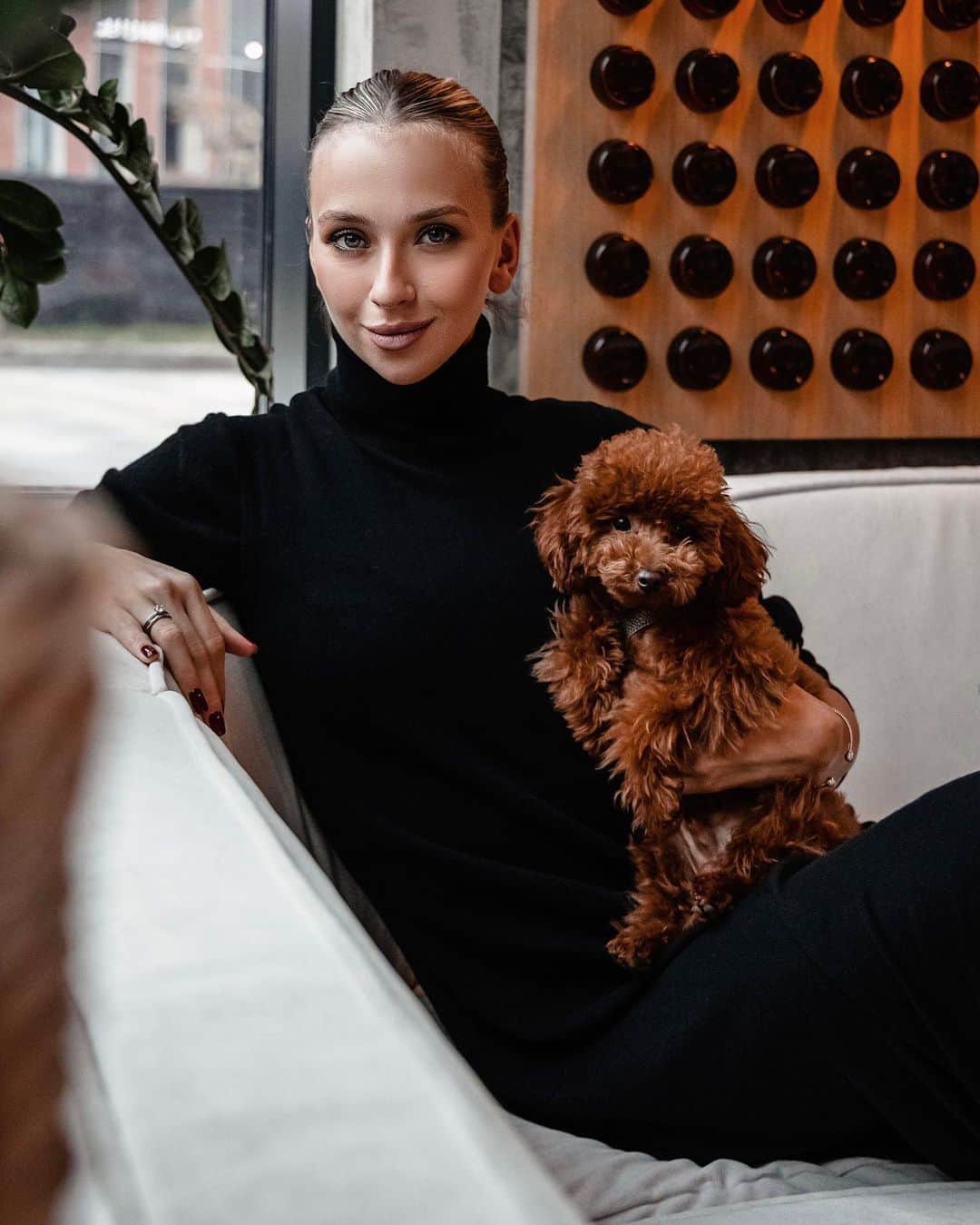 ヴィクトリヤ・シニツィナのインスタグラム：「Наша первая фотосессия❤️   Обожаю этого красавчика! Он такой ласковый, нежный, преданный! Марс для меня однозначно больше, чем просто домашнее животное, он полноценный член семьи))  Photo: @photovideo_by_twins」