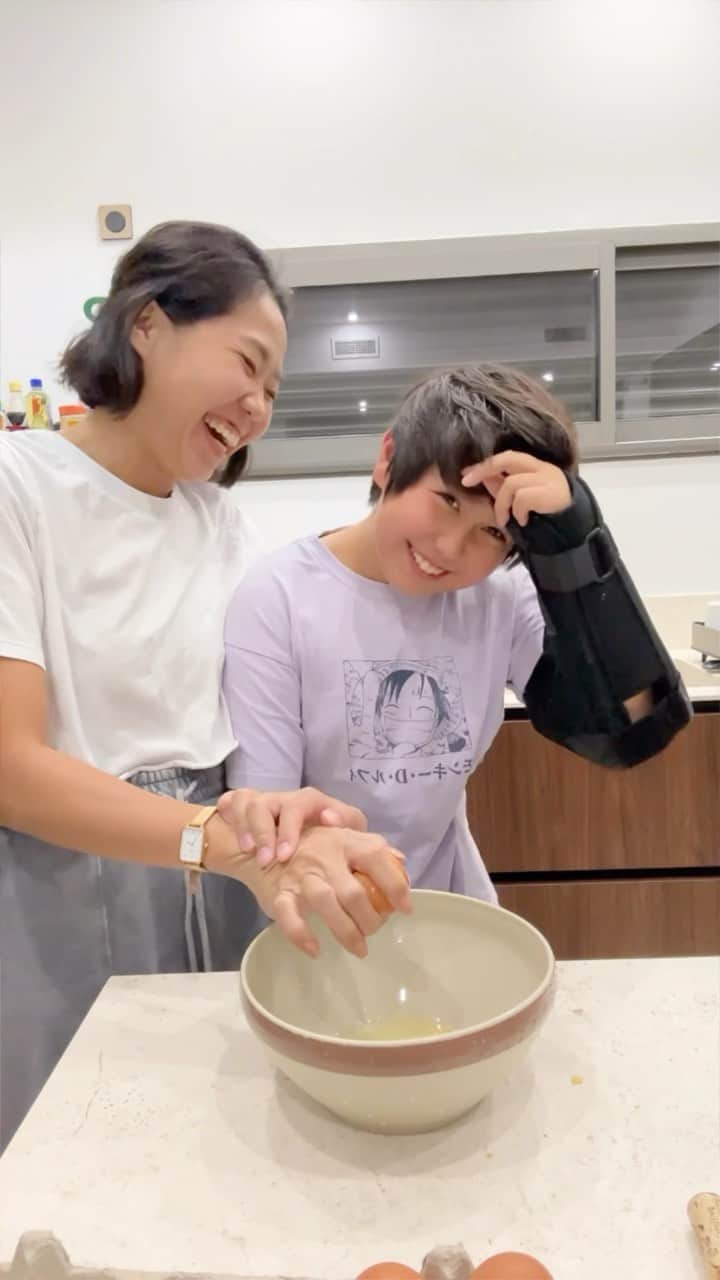 王君萍のインスタグラム：「🤭🤭🤭 看到這影片一直很想試試小孩反應 但是現在孩子長大 我怕我拿手機錄影他會發現 所以我還大費周章編一個故事請他配合😂😂😂  你們看我在影片內動作很生疏！ 因為我要整人很緊張，很怕還沒敲到亞歷就先把蛋敲破！ 敲完後我觀察兒子反應，感覺應該是大成功了🥳  沒想到錄影鍵關掉，我轉頭問亞歷：被我打蛋有嚇到嗎？ 亞歷很冷靜跟我說：媽媽，我一開始就知道你要幹嘛。因為這影片現在很紅，我跟我的同學都看過。只是不知道你要怎麼演，所以我看著你演。  我😲😱🤪 臉上瞬間三條線加烏鴉飛過..… 難道這個整人計畫，被整的對象其實是我自己嗎？？？」