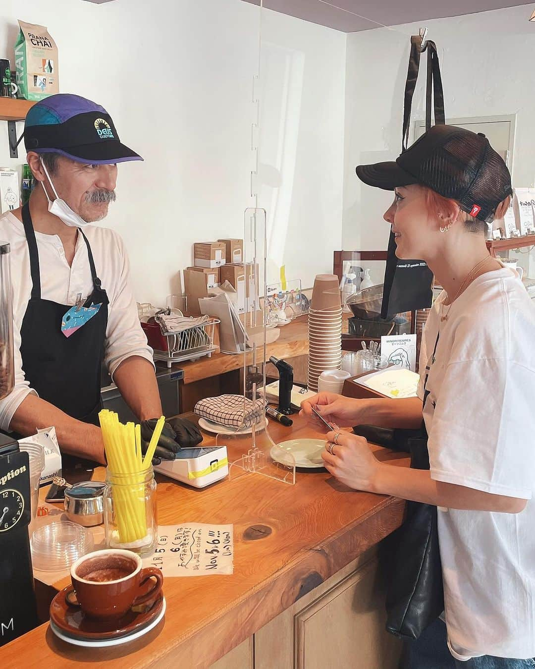 土屋アンナのインスタグラム：「大好きなヨシダコーヒー @yoshida.coffee.sangubashi で打ち合わせ☕️(ちゃんと仕事してる土屋えらい)  バナナケーキとドーナツ🍩を買って子供たちのお迎えに行きましたとさ🚲  #土屋アンナ」