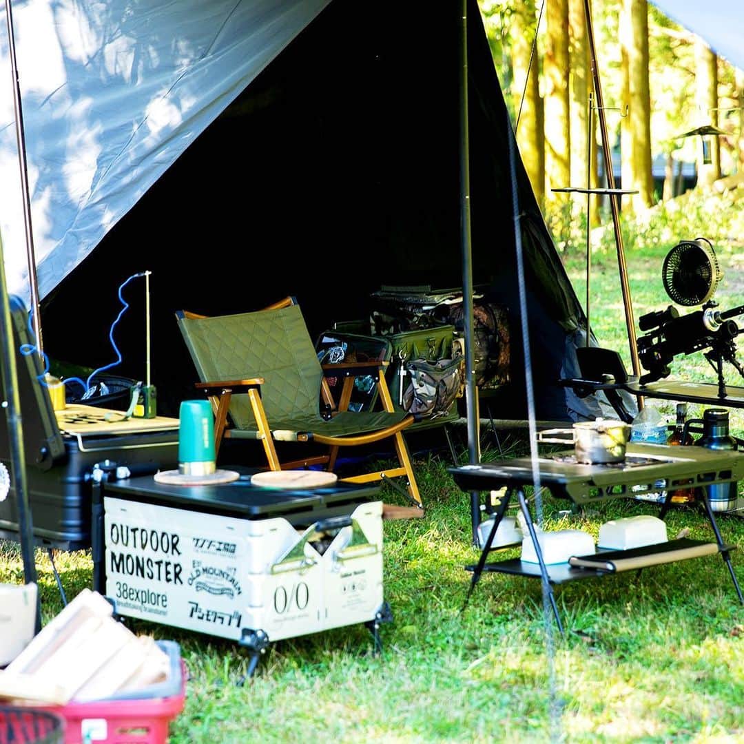 キャンプ情報サイト［ランタン］さんのインスタグラム写真 - (キャンプ情報サイト［ランタン］Instagram)「CAMP SMILE STYLE ／ おこもりソロキャンだから何を持ち込んでも自由！ 遊び心を忘れず好きなギアに囲まれて過ごす ＼ いろんなキャンパーのキャンプスタイルを現地取材と一般キャンパーからの投稿で数多く掲載してます。 . . 詳しくは @lantern.camp webサイトをご覧ください . . #camp #camping #camplife #outdoor #travel #trip #lantern_smile #キャンプ #キャンプ用品 #アウトドア #テント #自然 #旅行 #キャンプ初心者 #キャンプ好きな人と繋がりたい #アウトドア好きな人と繋がりたい #camper #外遊び #キャンプスタイル #かぶとの森テラス #ソロキャンプ #ソロキャン #CAMPOOPARTS #キャンプオーパーツ #CLAYMORE #クレイモア #TOKYOCRAFTS #東京クラフト」11月2日 18時09分 - lantern.camp