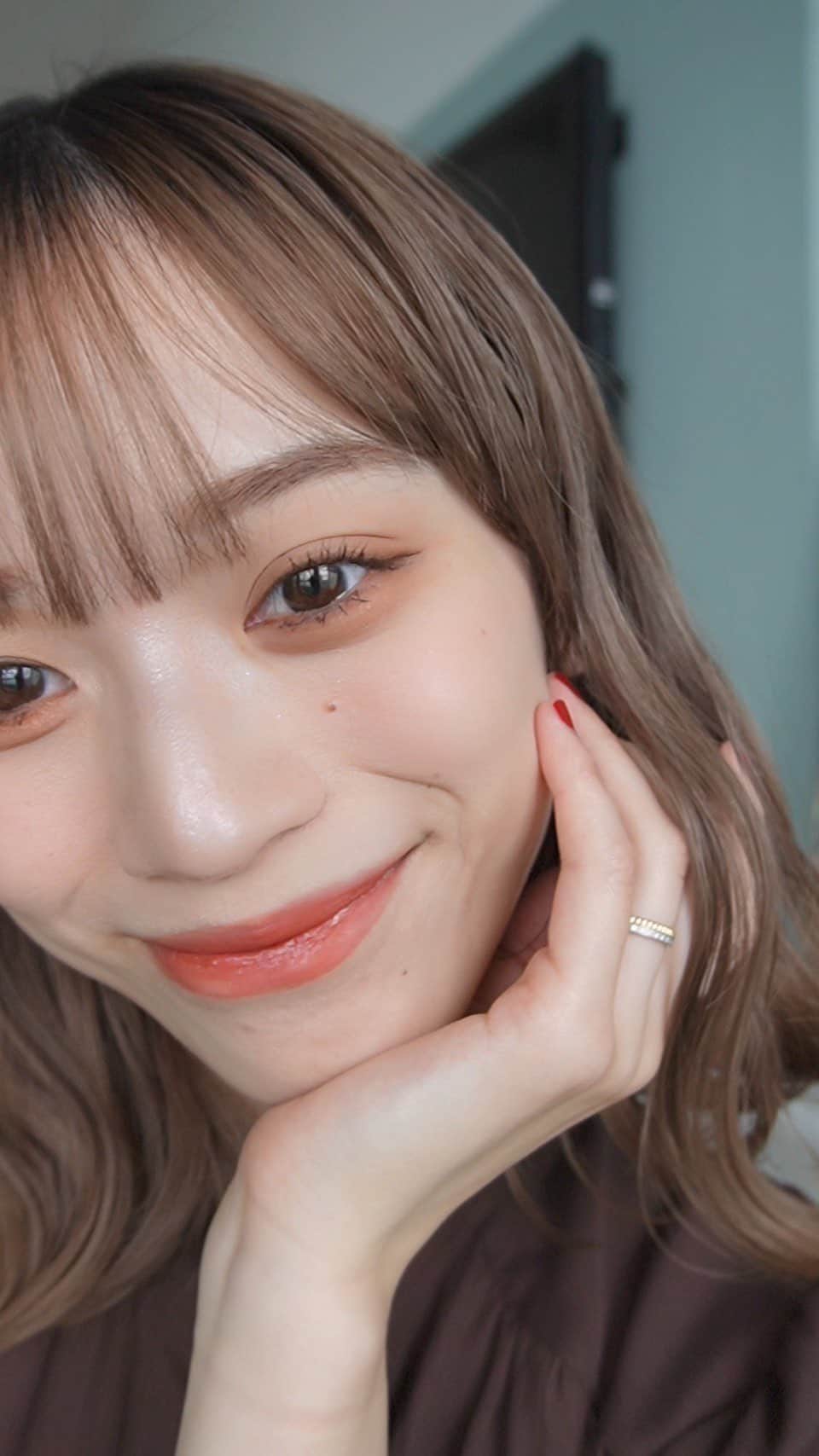 由布菜月のインスタグラム：「トレンドメイクは眉もカラーを合わせてこなれ感をアップ！🍂  デジャヴュ「フィルム眉カラー」の限定色ブラウニーフィグが 11月10日(金)発売！  ブラウンベースにさりげない赤みの大人な雰囲気が漂うニュアン ス眉カラーでとっても可愛い🫶  極小ブラシで簡単に塗れてどんなスタイルでも似合うふんわり眉 に仕上がるよ！   @dejavu_official.jp #PR#dejavu#フィルム眉カラー」