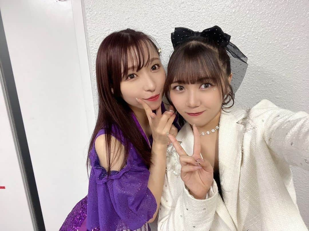 大黒柚姫さんのインスタグラム写真 - (大黒柚姫Instagram)「＊ #スタプラフェス 余韻  AMEFURASSHIちゃん🥰 本当にかっこよくて大好き♡♡♡  市川優月ちゃん💜 今日はゆづちゃんのお誕生日💜 みんなおめでとう言った〜？？？？ ゆづちゃん本当に人懐っこくて大好き( ¨̮ )♡ 本当におめでとう💕  小島はなちゃん💙 目の前にするとかっこよすぎて緊張します、、、 私を胸キュンさせる天才ね🥹 あとXとかでコツコツ画像作ったり動画作ったりしてる努力家でグループ愛強いところも大好き！！  あいらちゃん❤️ お顔が日に日に更に可愛くなっていくね💕︎ 会うと子猫ちゃんみたいなふにゃあって笑顔で話してくれるの本当に可愛くて好き！！ しかもあいらちゃんスタプラフェス終わってからわざわざLINEくれたの😭 神対応すぎて沼です🫠  もえかちゃん💛 歌声とってもすき！！！！ お顔も可愛いしスタイルも良くて完璧😭 柚姫の部屋で人見知りって言ってたけどあまりそんな感じもしなくて 私がはなちゃんにデレデレしてると1番ニヤニヤして見てくる🤣 そんなところが可愛くて可愛くて...(；；)♡♡  みんなそれぞれ良さがありすぎて語りきれないな🥺 アメフラちゃん達とのご飯まだ叶えられてないから早く叶えなきゃ✨  お互いのTikTokでもコラボ動画上がってるから見てな！！！！！  #AMEFURASSHI#アメフラ #市川優月 ちゃん #小島はな ちゃん #鈴木萌花 ちゃん #愛来 ちゃん #アイドル#スタプラ」11月2日 18時09分 - yuzuki_oguro_official