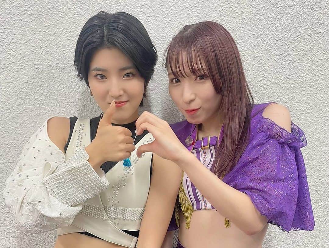 大黒柚姫さんのインスタグラム写真 - (大黒柚姫Instagram)「＊ #スタプラフェス 余韻  AMEFURASSHIちゃん🥰 本当にかっこよくて大好き♡♡♡  市川優月ちゃん💜 今日はゆづちゃんのお誕生日💜 みんなおめでとう言った〜？？？？ ゆづちゃん本当に人懐っこくて大好き( ¨̮ )♡ 本当におめでとう💕  小島はなちゃん💙 目の前にするとかっこよすぎて緊張します、、、 私を胸キュンさせる天才ね🥹 あとXとかでコツコツ画像作ったり動画作ったりしてる努力家でグループ愛強いところも大好き！！  あいらちゃん❤️ お顔が日に日に更に可愛くなっていくね💕︎ 会うと子猫ちゃんみたいなふにゃあって笑顔で話してくれるの本当に可愛くて好き！！ しかもあいらちゃんスタプラフェス終わってからわざわざLINEくれたの😭 神対応すぎて沼です🫠  もえかちゃん💛 歌声とってもすき！！！！ お顔も可愛いしスタイルも良くて完璧😭 柚姫の部屋で人見知りって言ってたけどあまりそんな感じもしなくて 私がはなちゃんにデレデレしてると1番ニヤニヤして見てくる🤣 そんなところが可愛くて可愛くて...(；；)♡♡  みんなそれぞれ良さがありすぎて語りきれないな🥺 アメフラちゃん達とのご飯まだ叶えられてないから早く叶えなきゃ✨  お互いのTikTokでもコラボ動画上がってるから見てな！！！！！  #AMEFURASSHI#アメフラ #市川優月 ちゃん #小島はな ちゃん #鈴木萌花 ちゃん #愛来 ちゃん #アイドル#スタプラ」11月2日 18時09分 - yuzuki_oguro_official