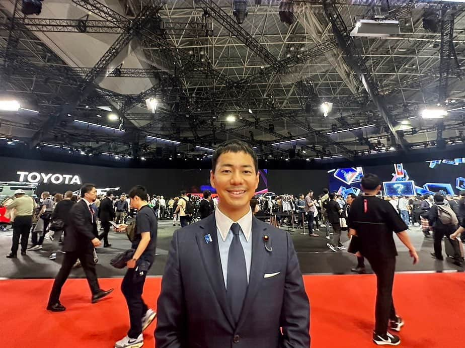 山本左近さんのインスタグラム写真 - (山本左近Instagram)「東京ビックサイトで行われている 『JAPAN MOBILITY SHOW 2023』へ。  2019年の東京モーターショー以来約4年ぶりの開催。  東京モーターショーから Japan Mobility Show2023と名称を変更、 更に進化していて素晴らしかったです。  一歩会場へ入るとワクワクの連続。  最新モビリティや技術・サービスが一堂に集まり、 体感できる空間に圧倒されました。  「乗りたい未来を、探しにいこう！」という キャッチフレーズの通り、 沖縄で生産される小型自動車や、 バイオ・合成燃料や水素などの脱炭素燃料への取り組み、 手だけで加減速もできるハンドル、 自動運転タクシーや体で動く乗り物など 近未来に乗りたい車がたくさんありました！  限られた時間で全てを回ることができなかったのが 悔やまれますが、 是非多くの皆さんにも体感いただきたいです。  【JAPAN MOBILITY SHOW 2023】 📍場所 東京ビッグサイト  🗓️日程  〜11月5日（日）  ⌚️時間 9〜19時（最終日は18時終了）  #japanmobilityshow #ジャパンモビリティーショー #jms2023 #東京ビッグサイト #TOYOTA #Honda #MAZDA #AIM」11月2日 18時10分 - sakon_yamamoto